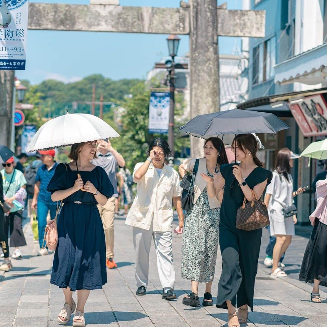 ERINA UENOさんのインスタグラム写真 - (ERINA UENOInstagram)「2023.07.29 Weekend…⛩️🕯️ 🍃 太宰府天満宮  🍽️ tōn：トオン  ☕️ KOSelig JAPAN cafe  Sisters & Special guest🫶 @aichanchachachan  @ kiyochachachan @sumi_retti  @kahochi_12 次会は参加♡ @tc_kmwn86  @tomoyan0828  Special guestっていうよりか 毎度参加決定ですね✨  灼熱って感じだったけど、 最高のメンバーで完璧だった🌈  プロカメラマン @tomoyan0828 くんの 写真付きの旅は贅沢すぎる。 いつもありがとう♡  * *  ⁡#Fukuoka #ランチ #福岡ランチ #福岡カメラ  #福岡フォト #福岡グルメ #福岡カフェ #福岡ママ  #姉妹 ⁡⁡#ママ #ママランチ #太宰府 #太宰府天満宮  #二日市 #筑紫野 #筑紫野市 #koseligjapancafe  #koseligjapan #福岡旅 #福岡trip」7月30日 8時13分 - erina_flowdia