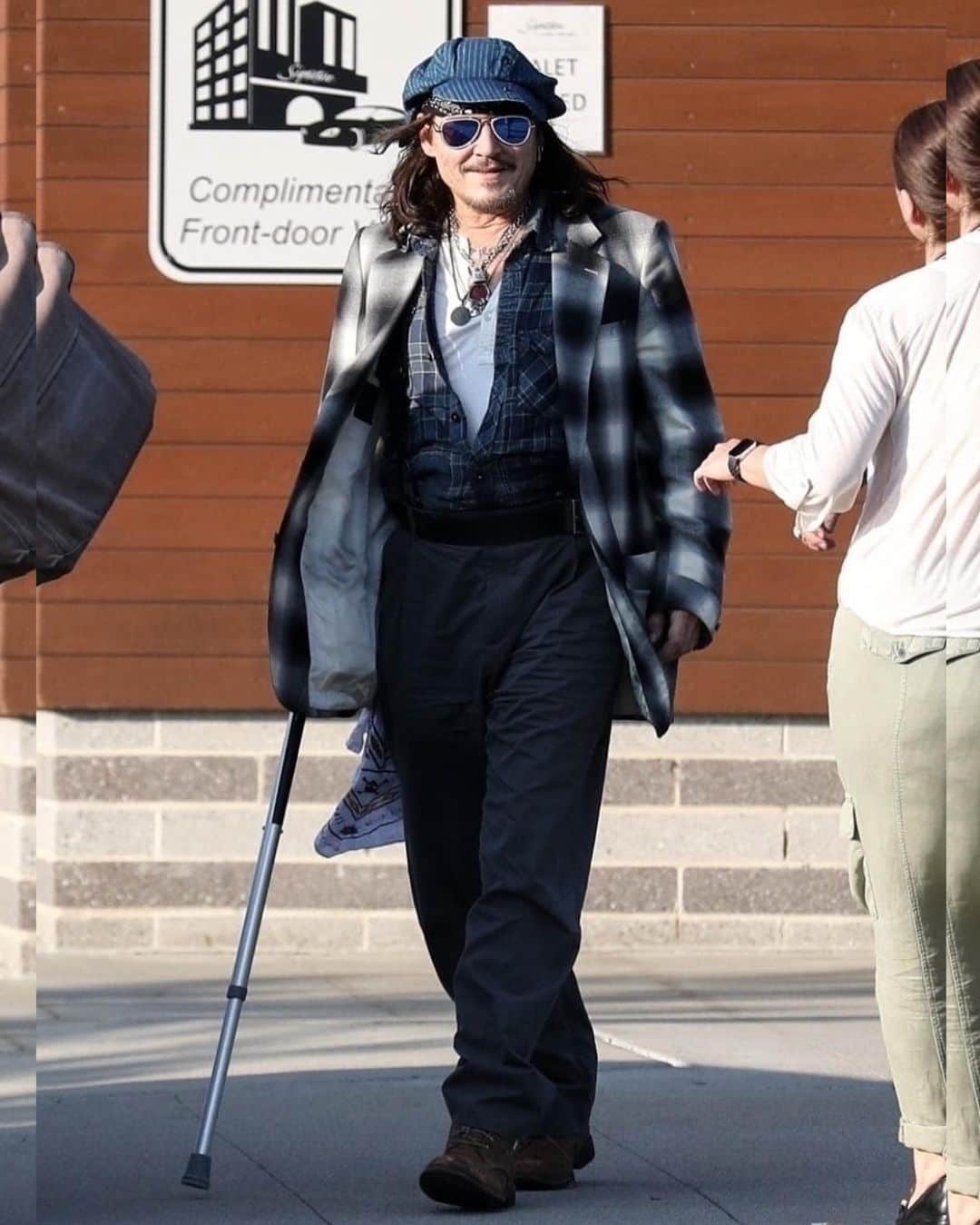 Just Jaredさんのインスタグラム写真 - (Just JaredInstagram)「Johnny Depp got around with the assistance of a cane in Boston last night. He's in town for a performance with his band Hollywood Vampires. If you forgot, he injured his ankle earlier this year. We've got more pics over at JustJared.com! #JohnnyDepp Photos: Backgrid」7月30日 8時06分 - justjared