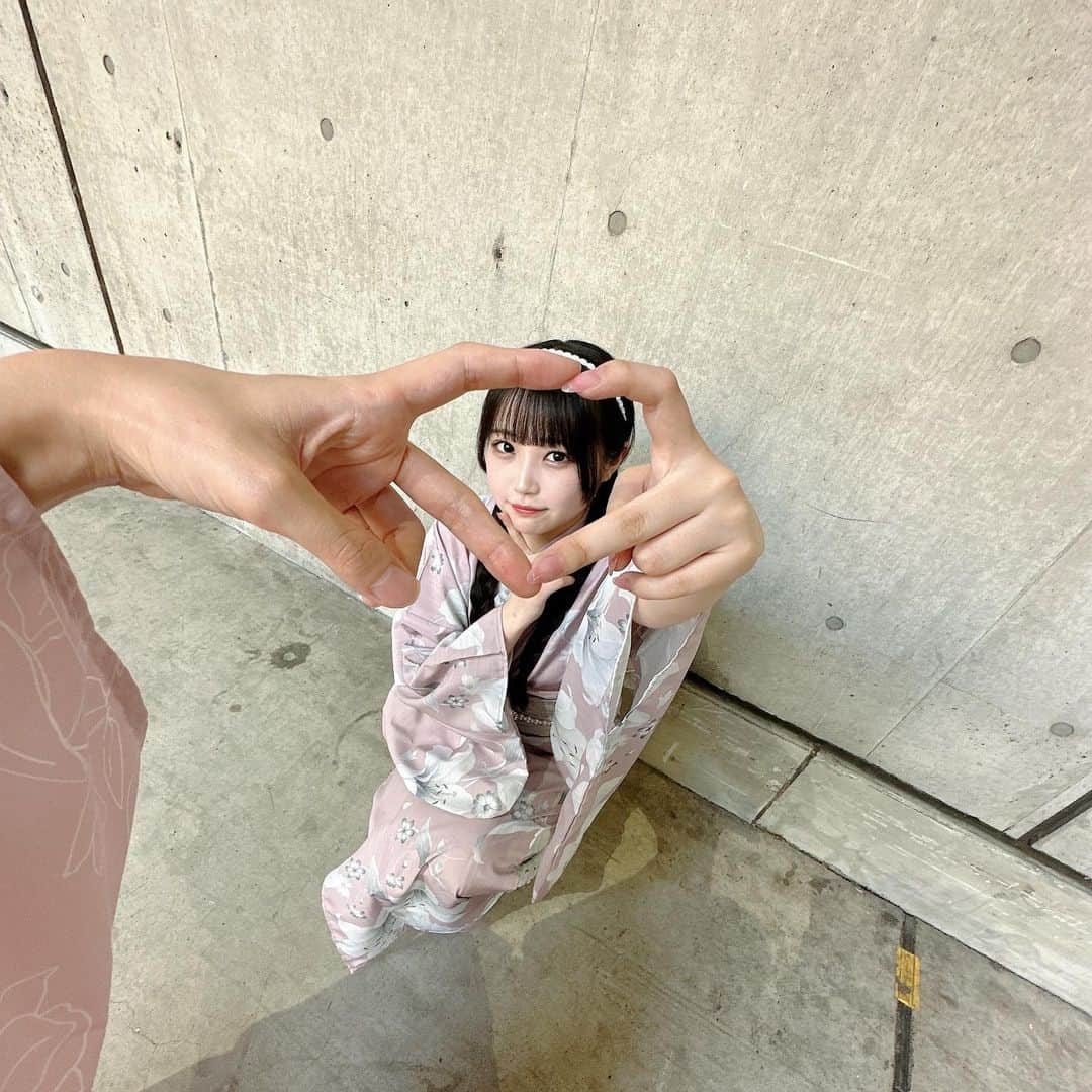 佐藤美波のインスタグラム：「👘   せっかく浴衣着たし仕方ないからお祭り行ってあげないこともないかもです。 全部奢ってくれる？🥹笑   #浴衣 #浴衣ヘア #三つ編み #アイドル #idol #instaootd #ootd」