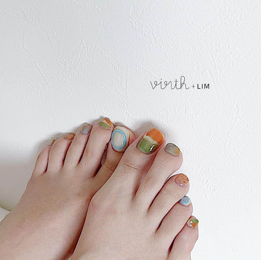 virth＋LIMさんのインスタグラム写真 - (virth＋LIMInstagram)「デザイン  里深：@satofukasayuri . foot  気になるデザインがございましたらお気軽にご指名ください☺︎ (初回のみ指名料無料) . . ○LIMのネイルが初めてのお客様へ ご来店が初めてのお客様に限り . ハンドネイル 初回一律¥11,000 フットネイル 初回一律¥15,400 (オフ込み、指名料無料) 詳しくはHPからもご確認頂けます . . . ご予約 ☎︎03-6721-1224 ✉︎virth@su7.jp(空メール)  アプリ「カミングスーン」もご利用ください . . #virthlim #virth #nail #eyelash #tokyo #LIM #lim #バース #ショートネイル #ジェルネイル #カジュアルネイル #ネイルサロン #南青山 #表参道ランチ#バースリム #表参道  #美甲 　#おまかせネイル　#梅雨ネイル　#ニュアンスネイル　　#表参道ネイル#青山ネイルサロン #表参道ネイルサロン」7月30日 8時08分 - virth_lim