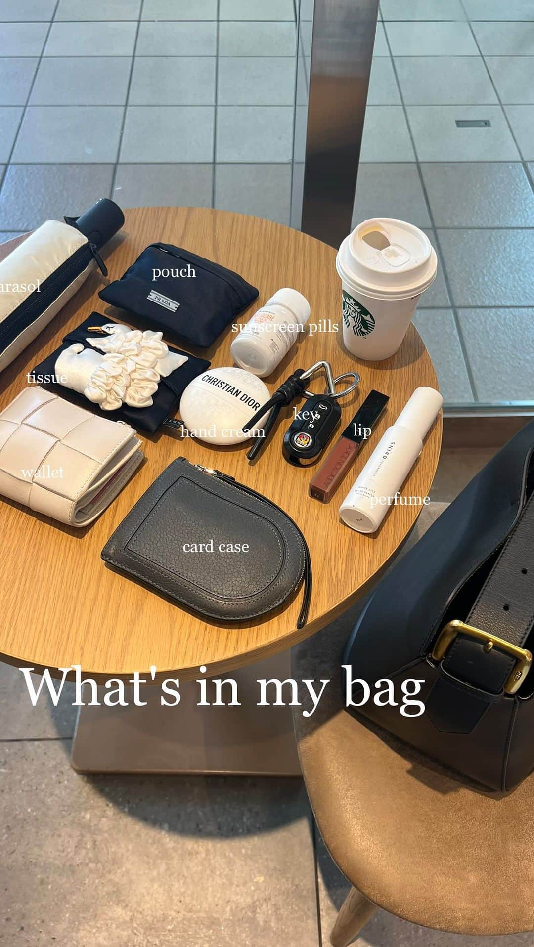 青野未来 / MikuAonoのインスタグラム：「. . #whatinmybag 🖤  @jandmdavidson のbag 沢山入るし、 しかも縦長だから日傘入れても見えないの最高🙆‍♀️🤍 . . #whatsinmybag#wimb #鞄の中身#かばんの中身」