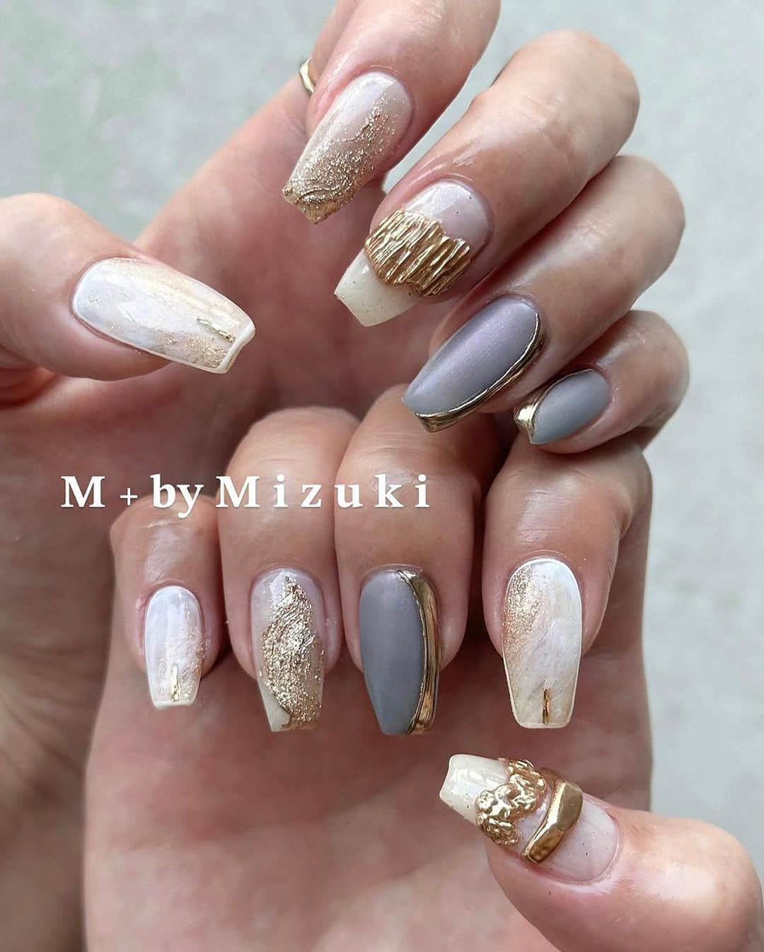 initygel_officialのインスタグラム：「いつもオレンジ系が好きなお友達ネイル💍🤍🤍  M + nail Mizuki先生 @m_plus_nail   Mizuki先生がオリオンコレクションや TOY’s sunagel  flicka pepper を使用した素敵なアートな作品を🙈 →2枚目参照💡  不動の人気オリオンコレクションは、真夏のアートにもバッチリですね🤍  Mizuki先生ありがとうございました🥺  #Repost @m_plus_nail ・・・ ∥ 𝐛𝐲 𝐌 𝐢 𝐳 𝐮 𝐤 𝐢  𝖽𝖾𝗌𝗂𝗀𝗇 : @m_plus_nail  いつもオレンジ系が好きなお友達ネイル💍🤍🤍  今回は夏だから青系にするって事で オレンジ好き友達も行けそうな感じに 勝手に仕上げたよ✌🏽🥰✌🏽  @hbaz_official 商品だらけアート スワイプしてitem紹介🤍☺️ これ見やすいなぁ〜やからまたしよ😘  あとはいつもの @toysbyinity nendo ×mirror pallet ①  @initygel_official nuance collection white ☟ これにジャリを仕込んでます✌🏽  大人夏ネイルなデザイン🐋🚿🤍  #大人ネイル #オフィスネイル #リングネイル  ∥ ∥ ∥ ┈┈┈┈┈┈┈┈┈┈┈┈┈┈┈┈┈  ˗ˏˋ 脱毛・全身リンパ・ヒゲ脱毛  ˎˊ˗  @m_plus_beauty . 𝐛𝐲 𝐒 𝐚 𝐲 𝐚 𝐤 𝐚  全身脱毛 → 初回　¥ 9,800 全身リンパ(60min) → 初回　¥ 4,900  お問い合わせLINE : @354davhg(＠含みます) ご 新 規 様 受 付 中 🫧🫧🫧  ┈┈┈┈┈┈┈┈┈┈┈┈┈┈┈┈┈  𝐌 +［エムプラス］  滋賀県東近江市小脇町 ☑︎ am 9:00 - pm 6:00  ┈┈┈┈┈┈┈┈┈┈┈┈┈┈┈┈┈」