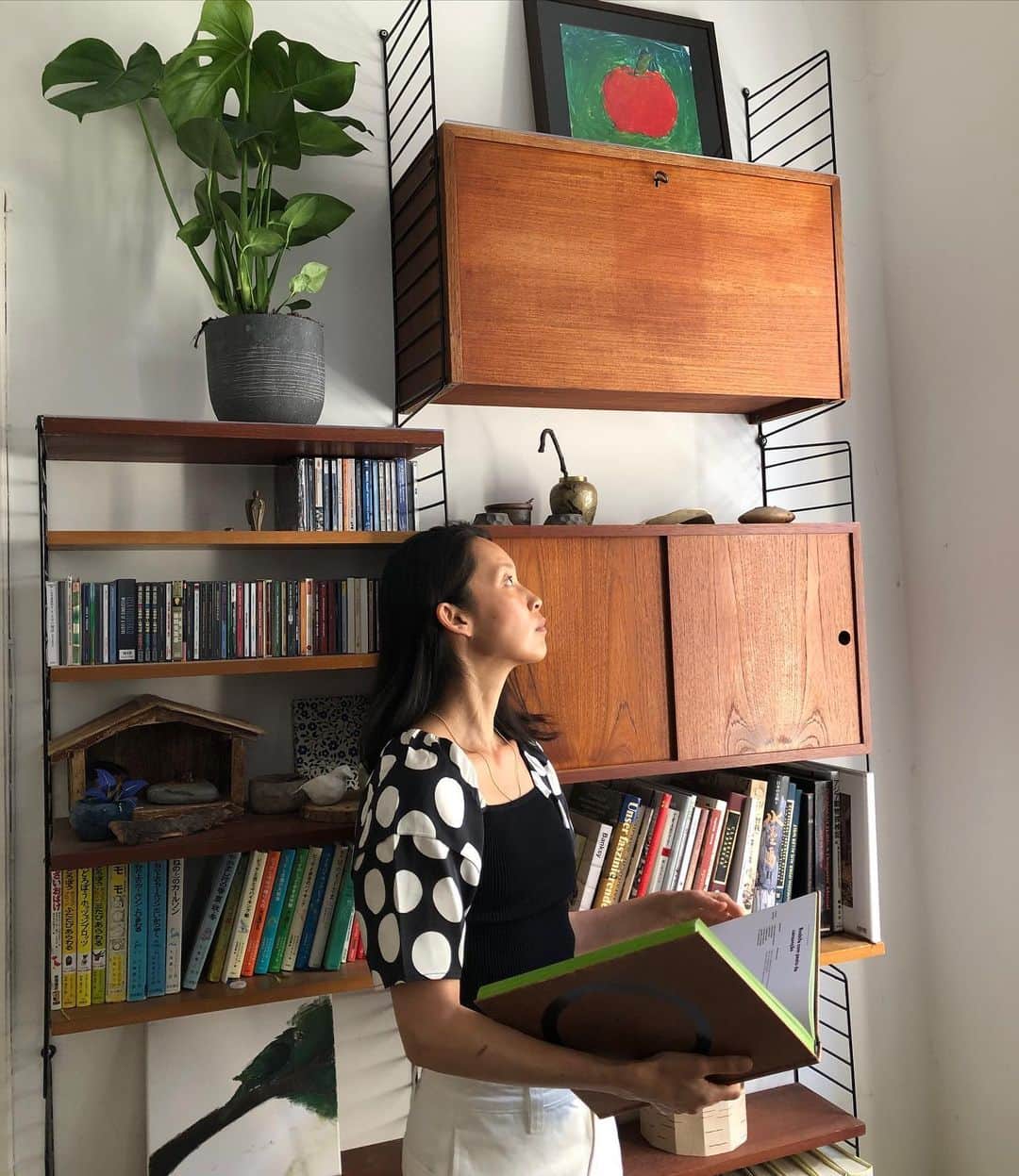 日登美のインスタグラム：「At home with @editionofficial #edition   本棚も台所もストリングの棚が好きです。」