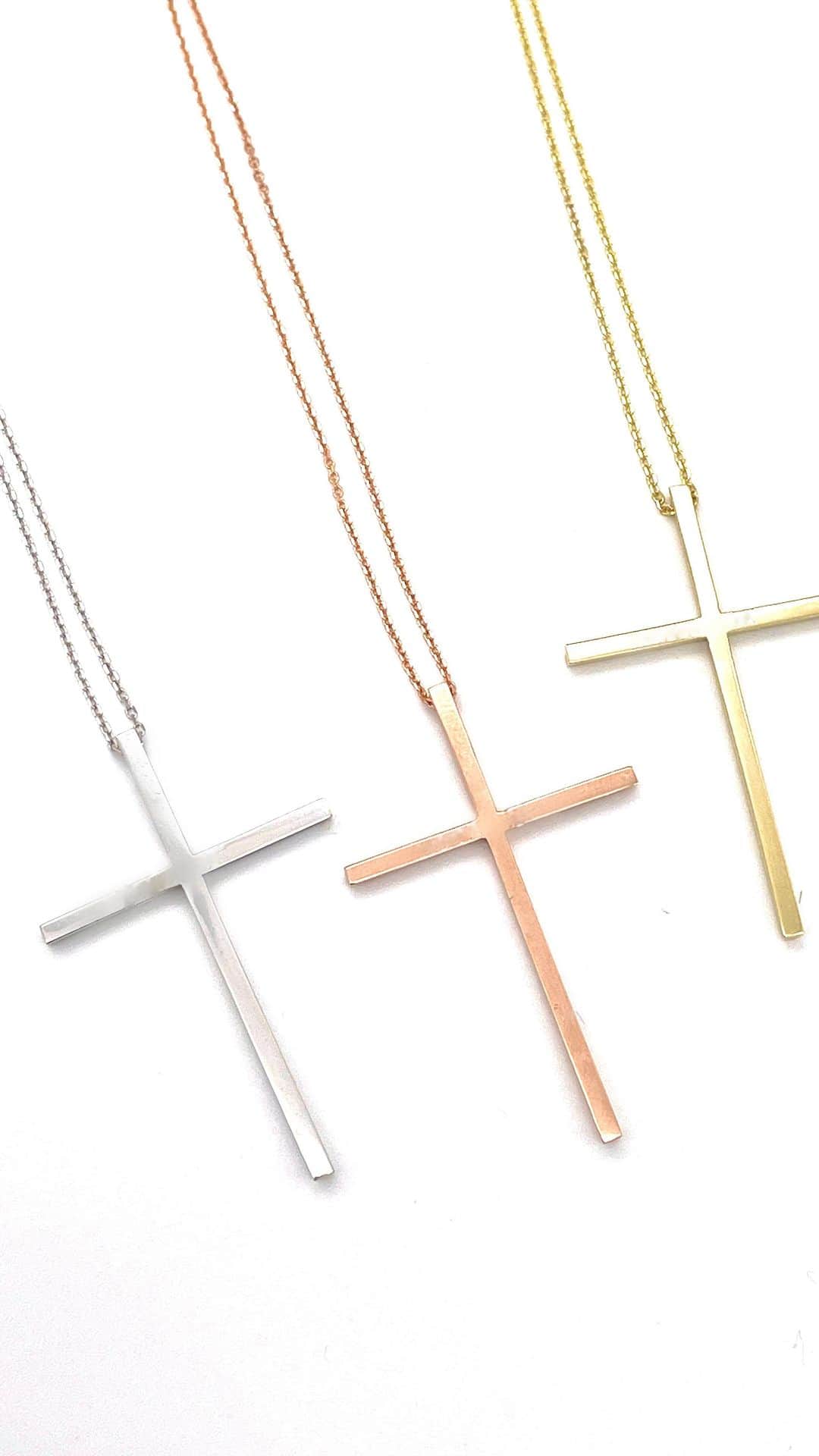 アレクサ・ヴェガのインスタグラム：「@leenabell and @vegaalexa  The Crosses are back! We had so many requests to bring ‘em back…so we did! ✨On my site NOW! Link in Bio!  ✝️Available in 14k Rose, White, and Yellow Gold!  💎With Diamonds or Plain 1.5” of Natural Diamonds and Solid Gold! You can shower and sleep in them and they will never change color! 😍 🔸Adjustable lengths! Loved designing these with you @vegaalexa 💕」
