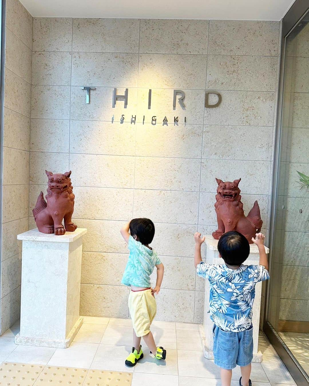 小川りかこのインスタグラム：「1泊目は3年前にオープンした THIRD石垣島 @hotel_third.ishigaki へ。  シーサーがお出迎えしてくれて子供達もテンションアップ！  石垣港離島ターミナルから徒歩30秒の目の前で、2日目は竹富島へ行ったので、便利過ぎた〜😆  新しくて綺麗だし、離島巡りをする方には特にオススメのホテルでした✨  子供のオモチャも置いてあったし、ブックカフェには700冊もの本が（読む余裕は無いけどw）  お部屋にはロフトもあって、何回も頭をぶつけながらも（私もぶつけた😭）楽しんでいました👦  #THIRD#THIRD石垣島#石垣島#石垣島ホテル#シモンズ#ishigaki#ishigakiisland#ishigakijima  #離島#離島巡り#夏休み#夏休みスタート#summer#summervacation #子育て#子育てママ#3歳#3歳男の子 #子連れ#子連れ旅行#沖縄#石垣島#海」