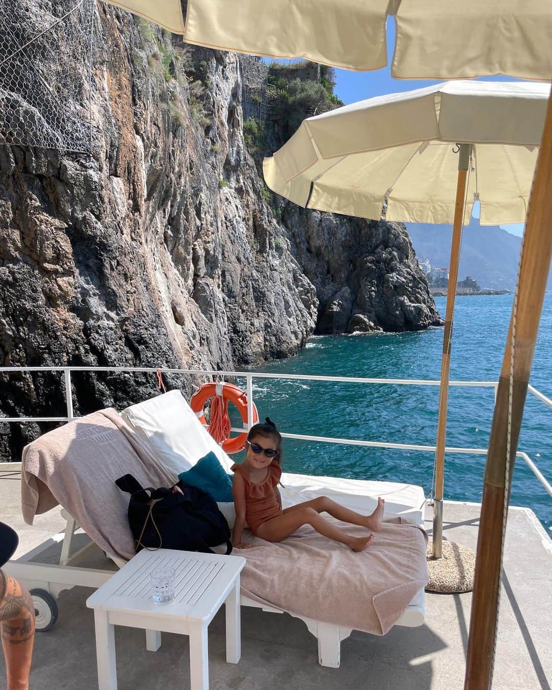 岡田美季さんのインスタグラム写真 - (岡田美季Instagram)「しっかり映えさせてもらって🎞 来てみたかったこのプール。 アマルフィ海岸も見える贅沢な場所♡ み〜んなオシャレしてて本当にうっとりするような時間が流れていて私はずっとここに居られる💭 夏の南イタリア本当に贅沢な場所。 大人になってホテルでゆっくりする贅沢を知り、ビーチサイドでだらだら過ごす時間が最高に幸せでスキ♡ #イタリア #イタリア旅行 #アマルフィ #Italia #amalfi #trip #beach #room306contemporary」7月30日 8時33分 - mikiokada0225