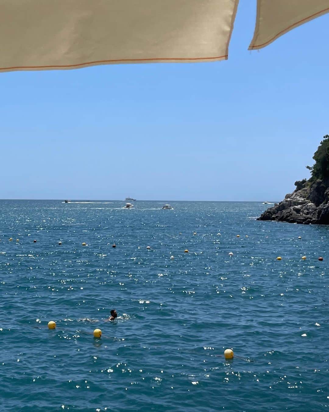 岡田美季さんのインスタグラム写真 - (岡田美季Instagram)「しっかり映えさせてもらって🎞 来てみたかったこのプール。 アマルフィ海岸も見える贅沢な場所♡ み〜んなオシャレしてて本当にうっとりするような時間が流れていて私はずっとここに居られる💭 夏の南イタリア本当に贅沢な場所。 大人になってホテルでゆっくりする贅沢を知り、ビーチサイドでだらだら過ごす時間が最高に幸せでスキ♡ #イタリア #イタリア旅行 #アマルフィ #Italia #amalfi #trip #beach #room306contemporary」7月30日 8時33分 - mikiokada0225