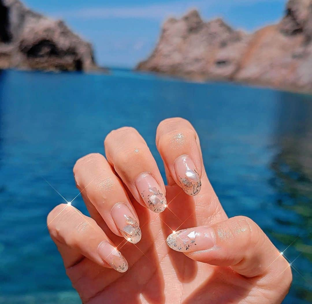 Erieのインスタグラム：「🫧美容日🫧 シェルとラメでSummer nail💅にしてもらって、 水素トリートメントで髪も艶々に メンテナンスしてもらいました🤍 いつも有難うございます🍃  💅 @noriho_nail  💈 @regen_lab_  @5matsumoto」