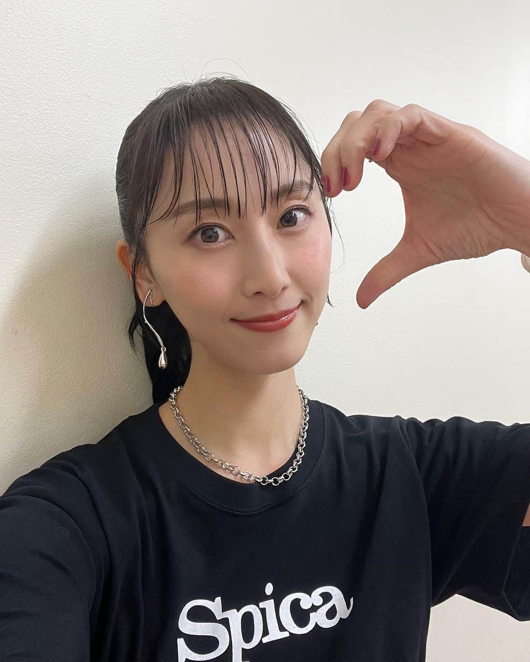 松井玲奈のインスタグラム：「FCイベント楽しかった！ フロントにロゴのあるプリントTは可愛いし、ステージから着ている人を見つけやすくて、みんな着てくれててにこにこしちゃった。 また開催できるように頑張ります！ ファンクラブの方ではイベント中のオフショットもたくさん載せますね✨」