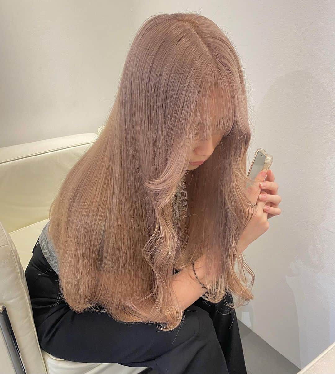 Beleza_official_instagramのインスタグラム：「milk tea beige✨ . 【カタログは▶︎保存◀︎してお使いください🙆‍♀️✨】 . --------------------------------------------------✄  ハイブリーチ(ブリーチ2回) でご案内可能です🫶  ☁️ご新規様限定クーポン☁️  ブリーチ1回&カラー ➡︎Wcolor treatment  ¥11000(指名料込み) (リタッチブリーチ2.3センチ以内、元々ブリーチされている方)  ブリーチ2回&カラー ➡︎high bleach treatment ¥17000(指名料込み) (ペールトーン(高明度)、初ブリーチの方、リタッチ4〜6センチ以上、黒染め、縮毛矯正履歴等)  ・cut w color treatment ¥13000〜 ・cut high bleach treatment ¥19000〜  ・care bleach ¥2000  鎖骨＋¥1000 鎖骨下¥1500  ご予約はdm💌又はURLにてお受けしております💞  お気軽にご相談ください🐩💞  #ミルクティー#ミルクティベージュ#グレージュ #グレージュカラー #ミルクティーグレージュ #ミルクティーカラー #ブリーチ #ベージュカラー#ミルクティーベージュ  #ブリーチカラー #ダブルカラー #リタッチブリーチ#ハイトーンカラー #渋谷美容室」