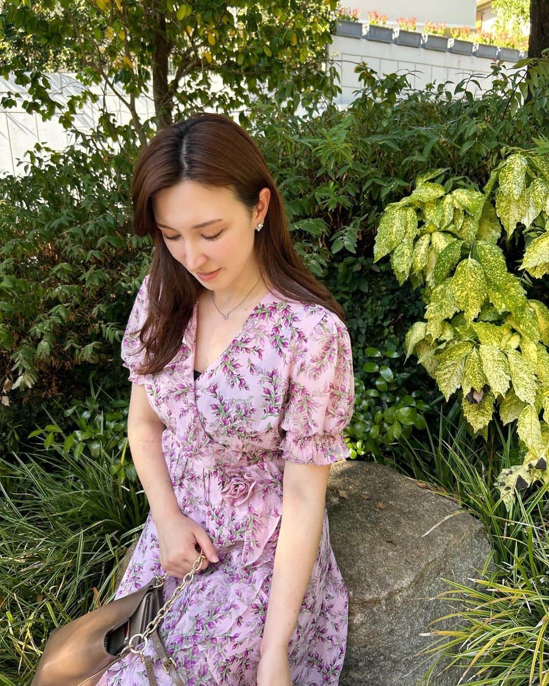 ウーデンジェニファー里沙のインスタグラム：「* 虫刺されに注意😵  少し座っていただけなのに かゆいな〜と思ったら…  #あるあるですよね   #夏 #散歩 #ワンピース」