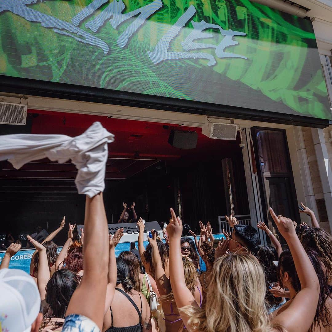 キム・リーさんのインスタグラム写真 - (キム・リーInstagram)「It’s definitely getting HOT in Vegas @encorebeachclub 🔥 you know it’s always a vibe! See you guys at my next show  Saturday, August 5th!!! 💦」7月30日 8時58分 - kimlee