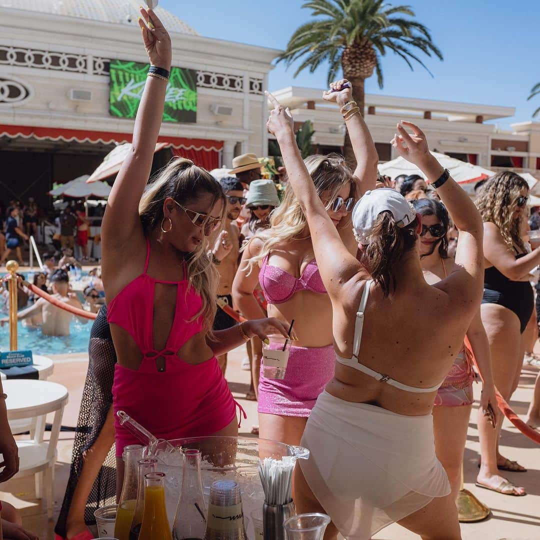 キム・リーさんのインスタグラム写真 - (キム・リーInstagram)「It’s definitely getting HOT in Vegas @encorebeachclub 🔥 you know it’s always a vibe! See you guys at my next show  Saturday, August 5th!!! 💦」7月30日 8時58分 - kimlee