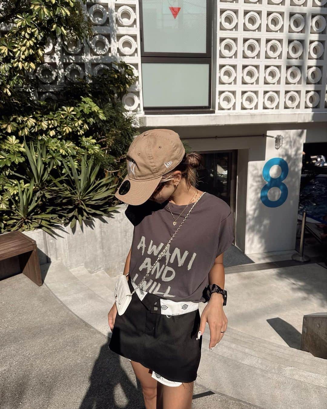 ✷kana✷のインスタグラム：「おはよう♡ この前の、半日屋外にいただけで真っ黒すぎる👩🏾💦 夏休み満喫感あっていっか笑  tops @__segur.__  skirt @moussyofficial × @dickies」