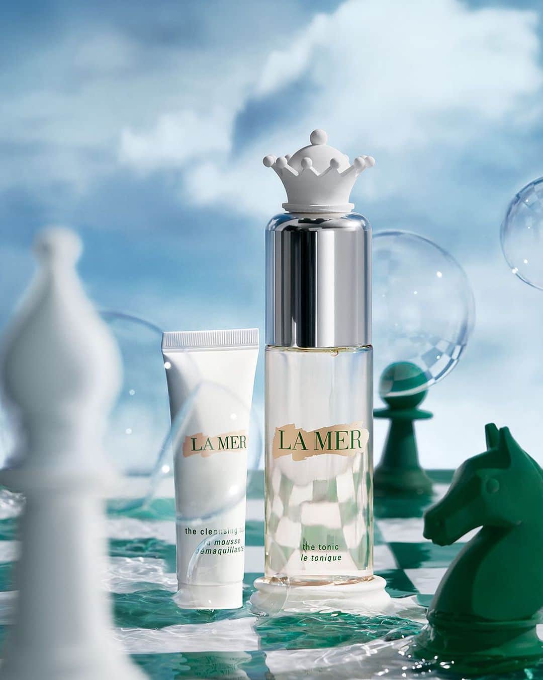 ドゥラメールのインスタグラム：「When these two play together, it’s always a clean sweep. The Cleansing Foam and The Tonic, now available in petite sizes, work to detoxify and tone for a healthy-looking complexion.  Shop now.   #LaMer #LaMerSkincare #LaMerLittleLuxuries #LaMerCleansingFoam #LaMerTonic」
