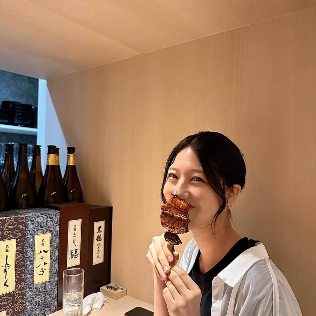 太田英里のインスタグラム：「鰻たべたい。  #土用の丑の日 #鰻 #串 #三重 #日本酒 #和食 #ノーマルカメラ #ヘアアレンジ #前髪なしボブ #portrait」