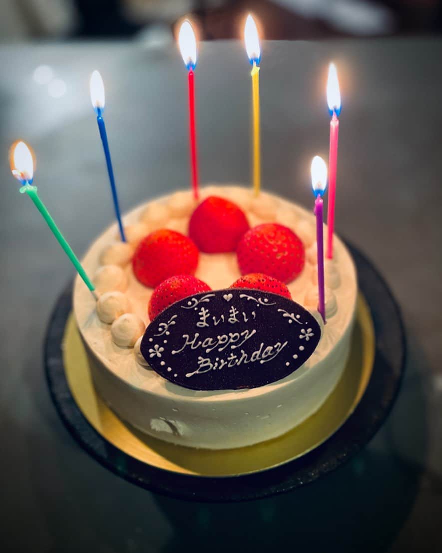 のインスタグラム：「いくつになってもお祝いしてもらえるのは嬉しいもので、ありがとう！ @halokada_vegansweets のヴィーガンケーキ、初めていただきましたが動物性ゼロ、そして米粉で作られているのですが、これはとても美味しい！いちごもたっぷり🍓 ヴィーガンのお友達の時にはこれにしよう！  ももこ、ありがと〜🫶」