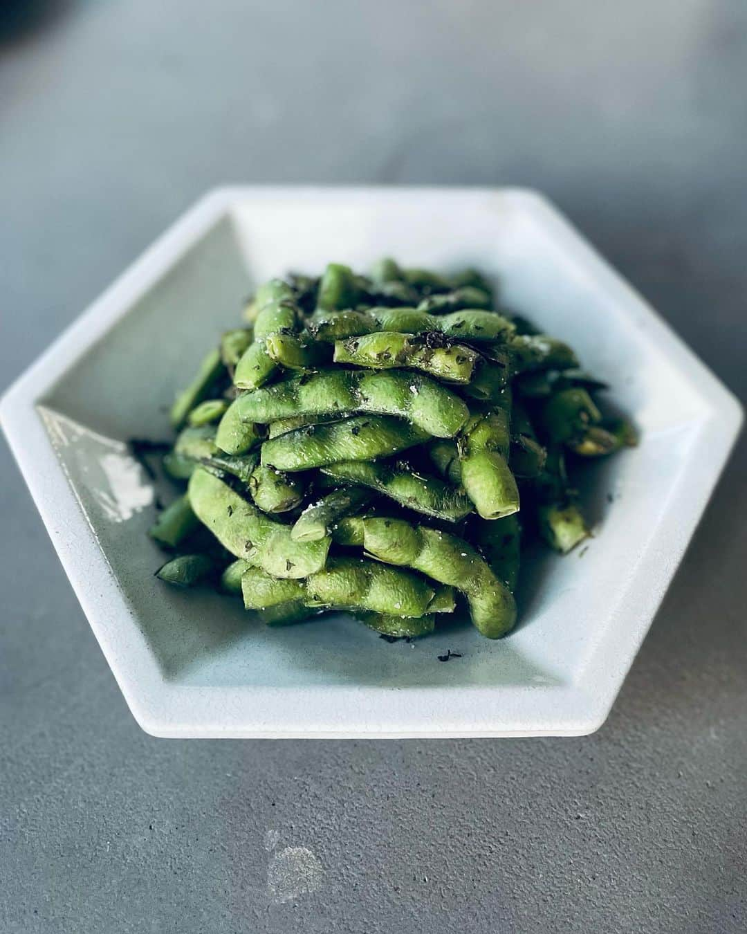 真藤舞衣子さんのインスタグラム写真 - (真藤舞衣子Instagram)「有機緑茶の蒸し焼き枝豆  枝豆1袋は両端を落としてフライパンに入れて緑茶大さじ1と水50mlと酒大さじ1塩ひとつまみいれて蓋をして熱して5分、蓋をあけて1、2分、枝豆に火が通っていたら、好みに塩をして軽くあおり出来上がり。 緑茶の爽やかな香りが豆と一緒にどうぞ！有機緑茶なので茶葉も一緒に食べても美味しい。  #枝豆　#枝豆レシピ」7月30日 9時12分 - maikodeluxe