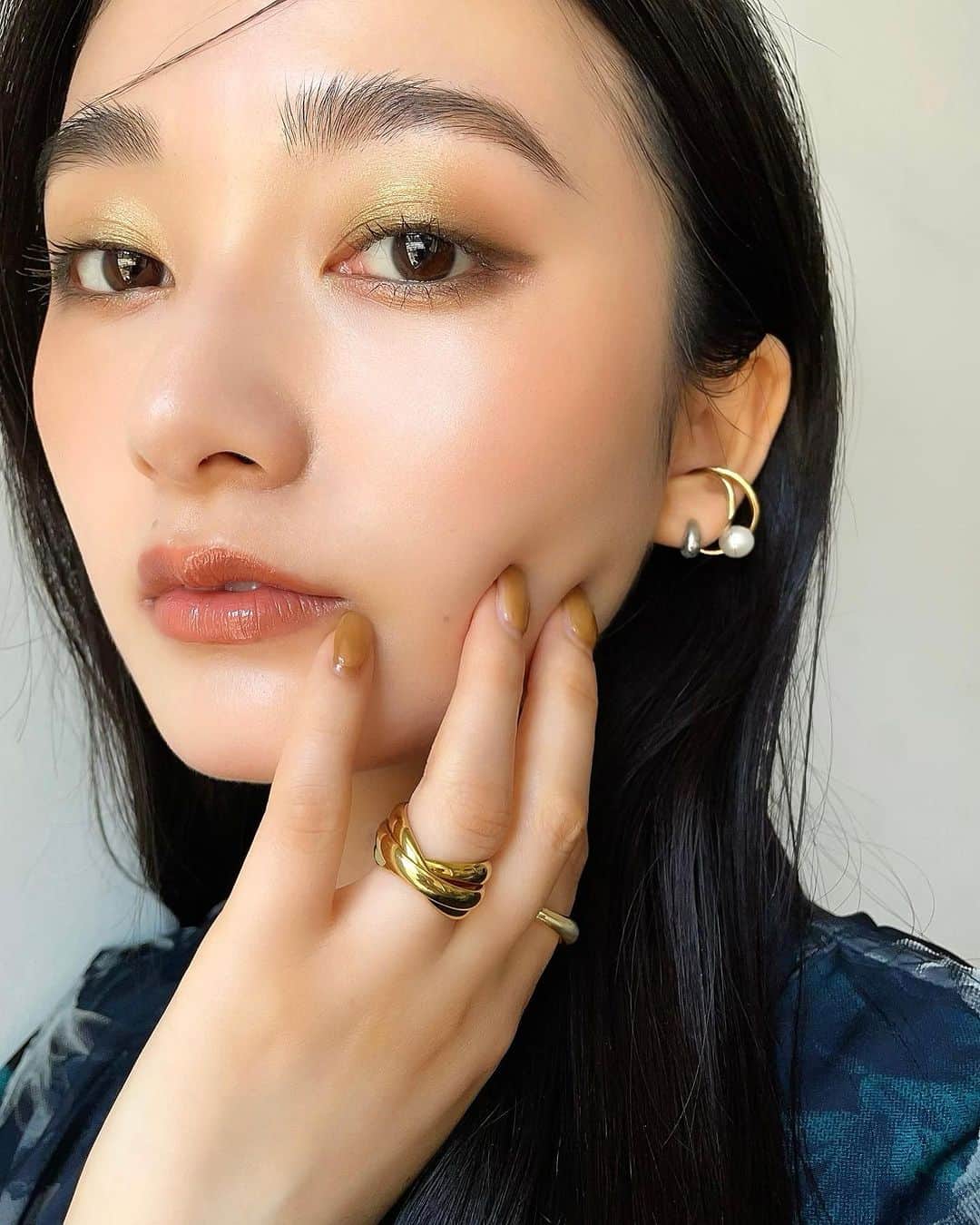 谷口翠彩のインスタグラム：「𝐑𝐌𝐊 𝟐𝟎𝟐𝟑 𝐀𝐮𝐭𝐮𝐦𝐧 “𝐋𝐨𝐯𝐞 𝐌𝐨𝐧𝐨𝐜𝐡𝐫𝐨𝐦𝐞” @rmkofficial   リアルな日常に出逢い、 惹きつけられる インスピレーショナルな人びと。 自信、愛情深さ、強さ、やわらかさをあわせもった カリスマティックなパーソナリティ。  アイシャドウパレットに、そのきらめく個性を投影させて いま提案するのは、 モノクロマティックなモダン スモーキーアイ。  重ねるごとに深みを、 混ざりながらも透明感を。 それは、 オーセンティックなスモーキーアイに レイドバックなアティチュードを注ぎ込んで誕生したニュールック。  used item 🎨　ALL RMK @rmkofficial   ⚫︎eye: シンクロマティックアイシャドウパレット EX-02 Enigmatic   ⚫︎eyebrow : clear eyebrow gel   ⚫︎eyeliner: アイディファイニングペンシル EX-03 Ocean Jade  ⚫︎cheek: ピュア コンプレクション ブラッシュ  02 Diffused Amber @suqqu_official  メルティング パウダー ハイライター 101 陽炎 KAGEROU  ⚫︎rip: リクイドリップカラー EX-03 Sheer Marron  #みどめいく#みどへあめいく #rmk#rmkネイルポリッシュ#rmkリップ#新作コスメ#秋メイク#suqqu#suqquチーク#rmkアイシャドウ」