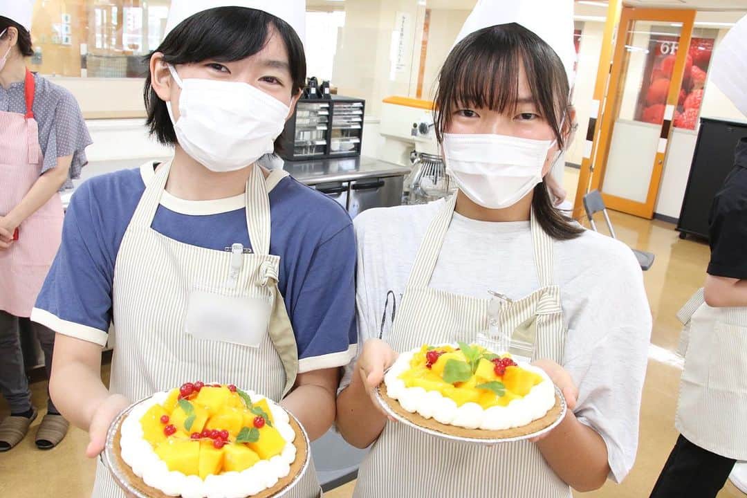 神戸製菓専門学校（公式）さんのインスタグラム写真 - (神戸製菓専門学校（公式）Instagram)「. 🌈7/29(土)夏のオープンキャンパス第2弾🌈  卒業生の藤田先生から #マンゴータルト を教わりました🥭  初めてオープンキャンパスに参加される高校1•2年生の方も多かったと思いますが、神戸製菓の授業の雰囲気を体感していただけたでしょうか？😊  ご参加いただいた皆さま、ありがとうございました✨  お菓子作りやパン作り初心者の方もご安心ください🔰❗️ 神戸製菓で楽しくプロのパティシエやパン職人を目指しませんか？ぜひこの夏に神戸製菓のオープンキャンパスに来てみてくださいね🌻  夏休み中は、まだまだオープンキャンパス開催します🍉！  ●高校3年生・既卒の方におすすめ● 8/5(土) #ベイクドチーズケーキ 8/26(土) #夏のパンナコッタ   ●高校1・2年生におすすめ● 8/6(日) #明太フランス 8/6(日) #アイシングクッキー 8/19(土) DREAMフェスタ"夢が膨らむ5つのブース体験" 8/27(日) #パネヴォラーレ 店主の永美さんゲスト #ベーグルサンド  みなさんのご予約お待ちしております🙆‍♀️  #神戸製菓 #神戸製菓専門学校 #神戸製菓専門学校oc #製菓専門学校 #パティシエ #パン職人 #和菓子職人 #ショコラティエ #カフェ #商品開発 #ブライダルパティシエ #マンゴー #🥭 #マンゴースイーツ #製菓 #製菓オープンキャンパス #お菓子作り #お菓子作りすきな人と繋がりたい #パン作り好きな人と繋がりたい #pattistagram2023」7月30日 9時21分 - kobeseika_info