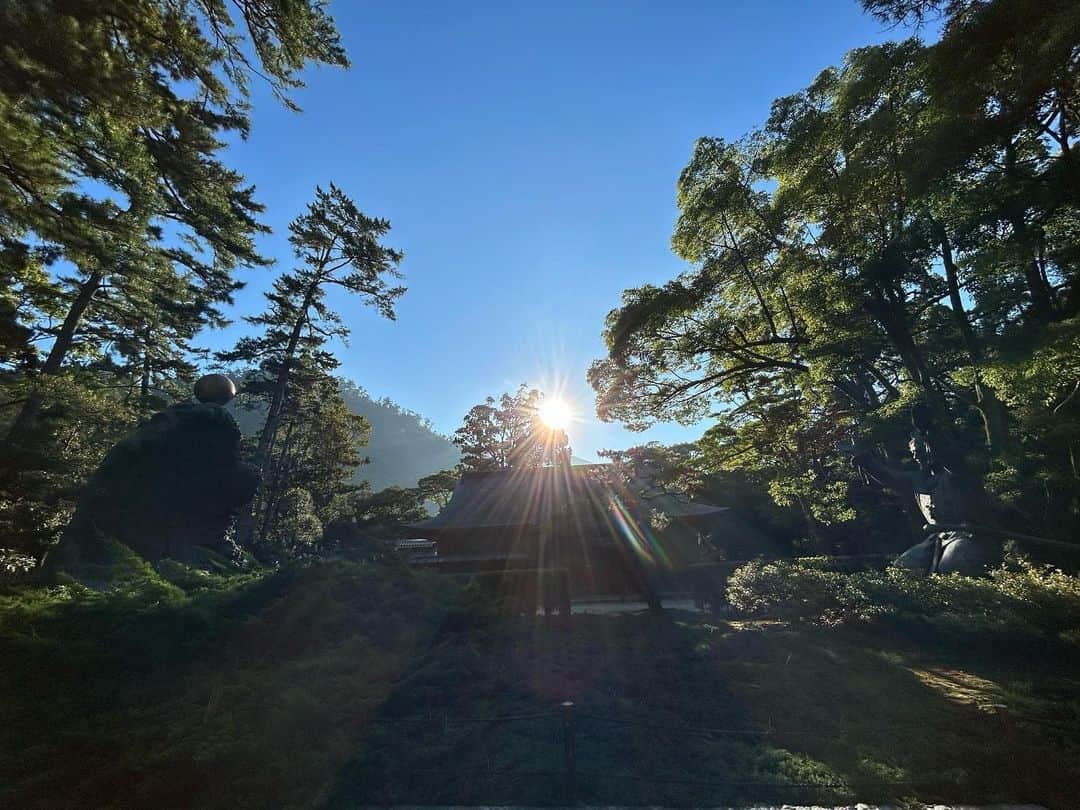奥井雅美さんのインスタグラム写真 - (奥井雅美Instagram)「おはようございます☀ 奥井、出雲におります！ 萩からレンタカーで山陰道？とか日本海側を走り約３時間で昨日出雲へ。 早朝お参りも完了です！ やはりお参りは人の少ない早朝がよいですね。  28日に山口県萩•須佐の花火大会へ行きました。 ダニーの故郷ですが、 何度か書いてるかもですが、、、隣町に母方の祖父側のずーっとずーっと昔のご先祖さまが開いたお寺があり、そのご先祖のお墓も今のご住職が護ってくださってるので、 お墓参りとご挨拶に〜伺い、ついでと言ってはなんですが花火大会へダニーとにーさんの応援に行ってきました。 からの出雲です☺️ 花火大会のことは次ので追って更新します^_^  では、出雲をねりねりしてきますーっ💨  皆さま、良い日曜日をお過ごしください✨  追記 出雲大社で弍の⛩️をこえた右側にある祓戸の神様。 こちら、どの神社さまでも同じですが、 参拝の際には必ず、まずこちらにご挨拶するのがよいです✨と言うか、必須ですね笑 けっこう無視してたり、知らなかったりで通り過ぎる方が多いのでメモ📝です🐣」7月30日 9時21分 - masamiokui