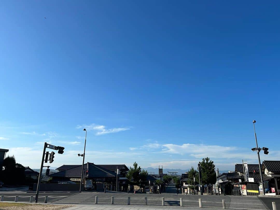 奥井雅美さんのインスタグラム写真 - (奥井雅美Instagram)「おはようございます☀ 奥井、出雲におります！ 萩からレンタカーで山陰道？とか日本海側を走り約３時間で昨日出雲へ。 早朝お参りも完了です！ やはりお参りは人の少ない早朝がよいですね。  28日に山口県萩•須佐の花火大会へ行きました。 ダニーの故郷ですが、 何度か書いてるかもですが、、、隣町に母方の祖父側のずーっとずーっと昔のご先祖さまが開いたお寺があり、そのご先祖のお墓も今のご住職が護ってくださってるので、 お墓参りとご挨拶に〜伺い、ついでと言ってはなんですが花火大会へダニーとにーさんの応援に行ってきました。 からの出雲です☺️ 花火大会のことは次ので追って更新します^_^  では、出雲をねりねりしてきますーっ💨  皆さま、良い日曜日をお過ごしください✨  追記 出雲大社で弍の⛩️をこえた右側にある祓戸の神様。 こちら、どの神社さまでも同じですが、 参拝の際には必ず、まずこちらにご挨拶するのがよいです✨と言うか、必須ですね笑 けっこう無視してたり、知らなかったりで通り過ぎる方が多いのでメモ📝です🐣」7月30日 9時21分 - masamiokui