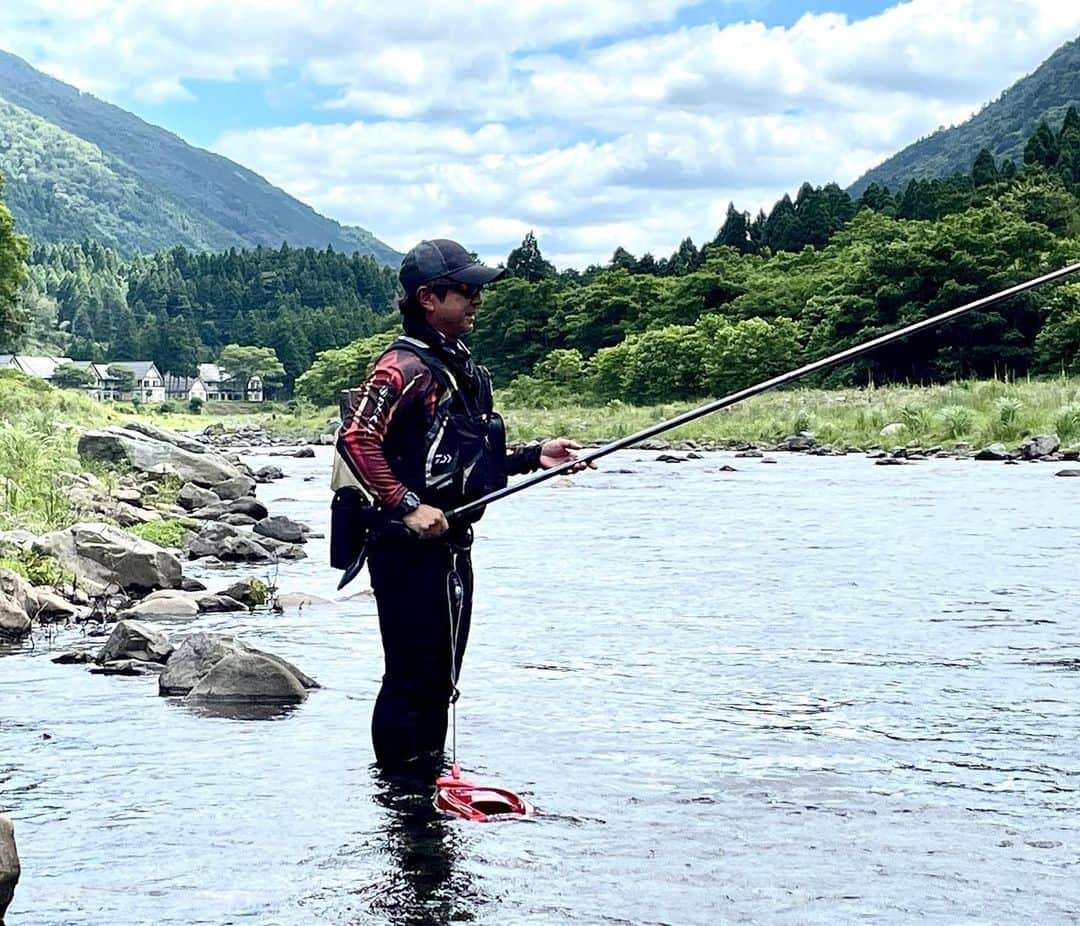 清水盛三のインスタグラム：「久しぶりの鮎釣り🐟 ・ ・ ・ #鮎釣り #ayu #滋賀県 #安曇川 #ダイワ #daiwa #kyogi #types #ゼクー #zeque #vero2nd」