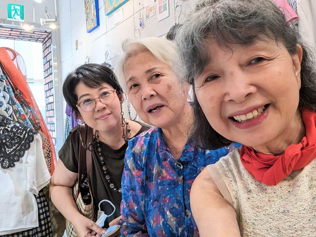 平井富子のインスタグラム：「お会いするのは１０年ぶり〜！？  大阪で、洋裁のアトリエを経営しているメグミさん、アユミさんファミリーがアンシャンテに、、  リニューアルして初めて。 色んな商品をチェック、購入して頂きました。ありがとうございます。  一緒にフランス展にも。楽しかったね！  今から、明治神宮へ、、いい気が流れてます。ご利益有りますよ～楽しんで来てね。」