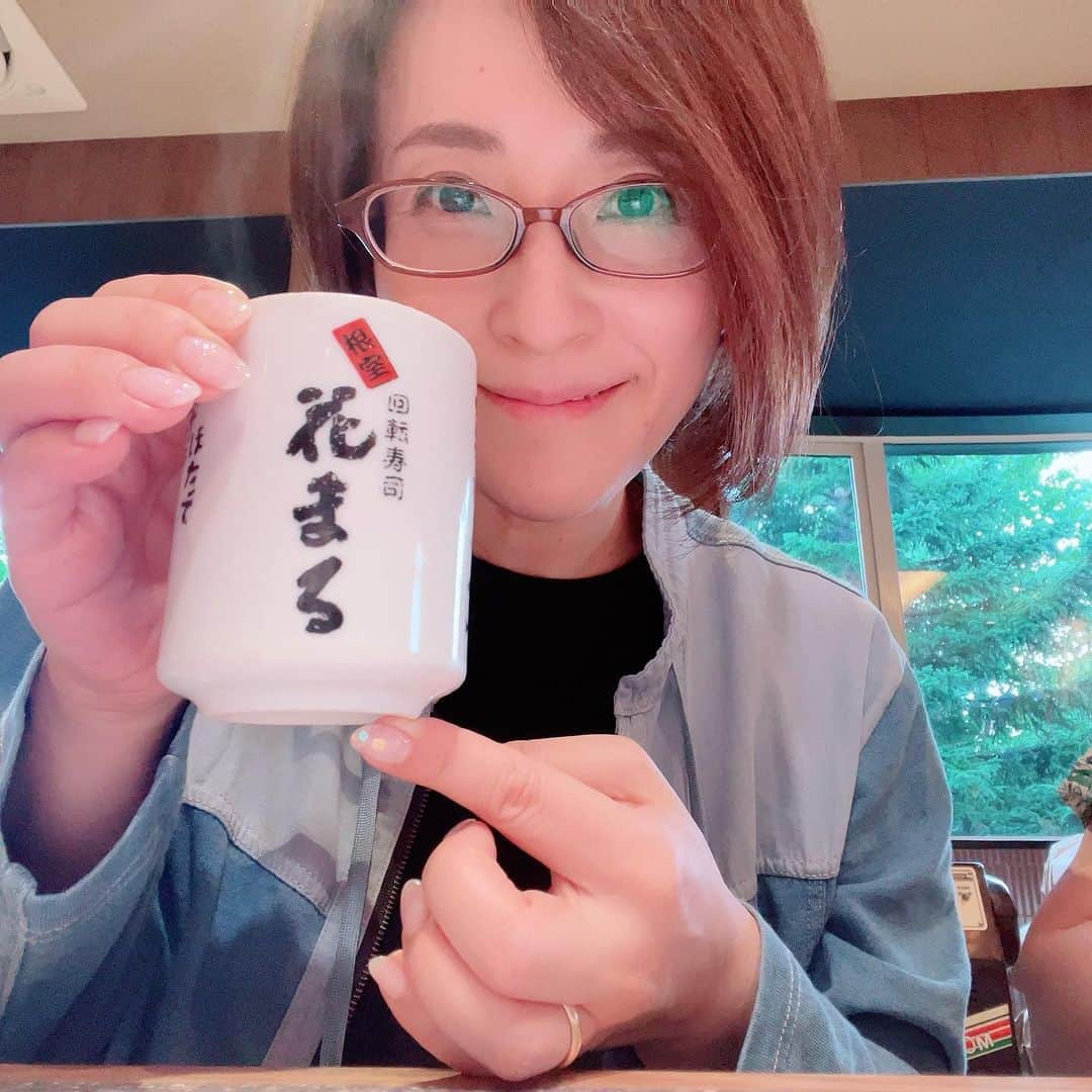 水田竜子さんのインスタグラム写真 - (水田竜子Instagram)「🍣🍣🍣 昨日、札幌に移動して 久しぶりにお友達に会いました❤︎ ・ 夜ごはんは、ずっと行きたかった 根室 花まるへ🍣 ・ 大行列を予想してたけど あまり待たないで席に座れました‼️ とってもラッキー🎵 ・ 回転寿司とは思えない ものすごーく美味しいお寿司に 感動⭐️ ・ 大好きなトロたく巻は 目を瞑りながらいただきました😊 ・ 今日のお仕事のパワーもバッチリ👌 ・ ・ ・ #水田竜子 #Japan #singer #演歌 #札幌 #根室花まる #根室花まる回転寿司  #美味しかった」7月30日 9時40分 - mizuta.ryuko