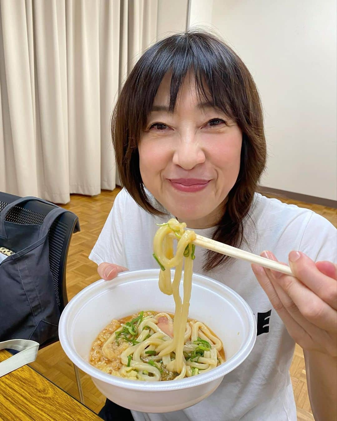 小西美穂さんのインスタグラム写真 - (小西美穂Instagram)「先日は地元、兵庫県加古川市へ🚅加古川市観光協会のトークセッションに登壇しました！ ⁡ ご一緒したのは、岡田康裕市長 @yasuhiro_okada_1975 と、丸亀製麺 @marugame_ を展開するトリドールHD粟田貴也社長。  粟田社長は丸亀製麺の創業者ですが、加古川市のご出身で、第1号店は加古川市にあるんですよ！小西の母校兵庫県立加古川東高校の先輩でもあります！（生徒会長をされていたそうです） ⁡ 会場に入りきれないほど参加希望者がいたとのことで、予想を上回る大反響でした。お客さんが来なかった8坪の店から事業を拡大していくストーリーは、本当に興味深かったです。刺激を受けました。粟田さんも岡田市長も本当に物腰の柔らかい方！とても話しやすかったです！貴重な機会をありがとうございました。これからも故郷へ恩返ししていきます！  後日、加古川市観光協会のYouTubeにアップされるそうのでご案内しますね‼️ ⁡ #加古川市 #加古川市観光協会 #岡田康裕 #粟田貴也 #丸亀製麺 #丸亀製麺うどん @kakogawa_citypromo」7月30日 9時32分 - mihokonishi69