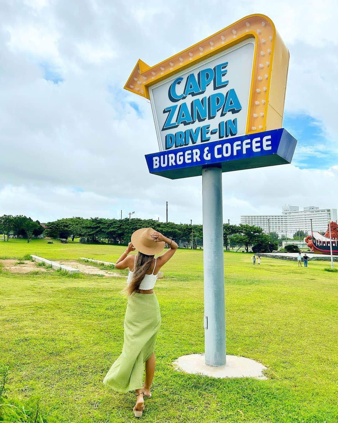 MIMIのインスタグラム：「🍔🍟🥤  📍@czdrivein  着いた時はピーカンだったけど☀️ 食べ終わって外出たら☁️🌧  #沖縄#那覇#okinawa#cafelover #capezanpadrivein #残波岬#drivein#ハンバーガー#hamburger#🍔#genic_cafe #tabijyo_cafe #おしゃれカフェ #沖縄カフェ #okinawaCafe#沖縄本島#沖縄旅行#沖縄観光 #女子旅#okinawatrip#girlstrip#tabijyo_beach #tabijyomap_japan #tabijyomap_okinawa #genic_okinawa #genic_mag #2023Summer#mimitrip_2023 #夏旅#beachtrip」