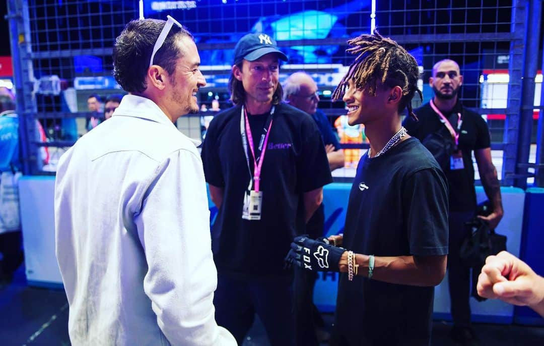 オーランド・ブルームさんのインスタグラム写真 - (オーランド・ブルームInstagram)「The last @FIAFormulaE race I saw was 6yrs ago in Marrakech when the drivers had to change cars mid-race. As an enthusiast, it was fantastic to be in London today and see just how far the cars, and the technology have evolved - and of course to see fellow Brit Jake Dennis win the world championship. 🏁🏎️💨」7月30日 9時42分 - orlandobloom