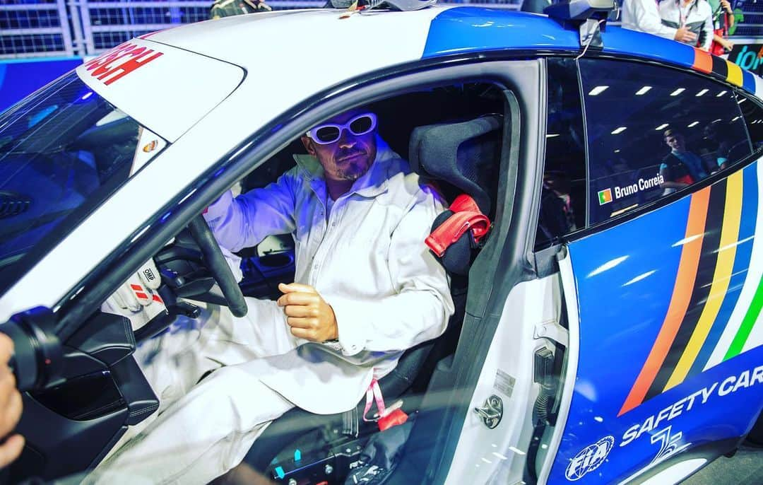 オーランド・ブルームさんのインスタグラム写真 - (オーランド・ブルームInstagram)「The last @FIAFormulaE race I saw was 6yrs ago in Marrakech when the drivers had to change cars mid-race. As an enthusiast, it was fantastic to be in London today and see just how far the cars, and the technology have evolved - and of course to see fellow Brit Jake Dennis win the world championship. 🏁🏎️💨」7月30日 9時42分 - orlandobloom