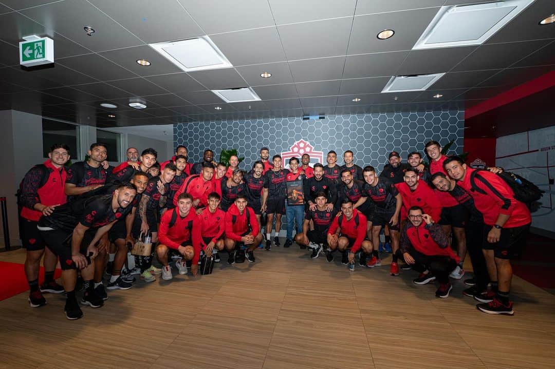 Donovan Carrillo Suazoのインスタグラム：「Aprovechando la visita a Toronto, hoy reconocimos a @donovandcarr como Rojinegro destacado por el mundo. 😍  ¡Gracias por portar con orgullo los colores de Atlas FC, Donovan Carrillo! Éxito en tu camino hacia los Juegos Olímpicos de Invierno 2026. ❤️🖤」