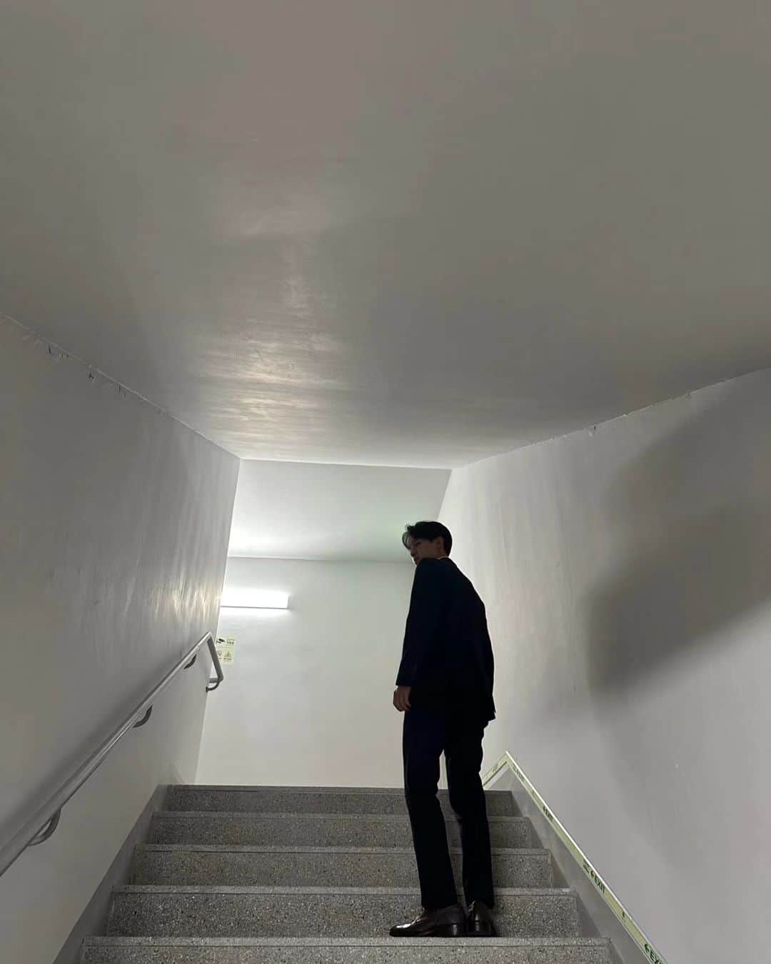 チョン・ユアンのインスタグラム：「비상계단에서 도촬당하기」