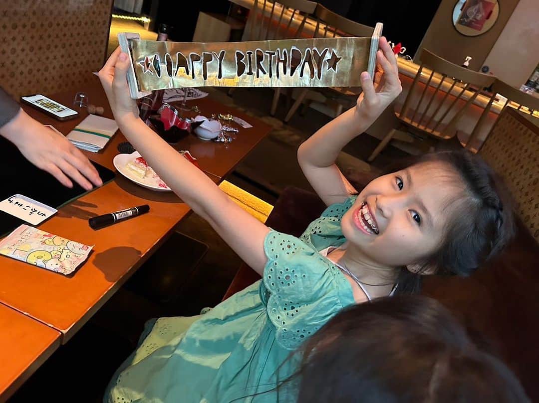 依布サラサのインスタグラム：「わたしが日中仕事してる間に 友人ファミリーが誕生日お祝いしようよーって娘をマジックバーに連れて行ってくれて 娘大興奮🥳 いつも感謝ですー❤️‍🔥  #どこかに一緒にいこうよー！って言ってたけどわすれちゃったからリマインドくださいw @jil_kober」