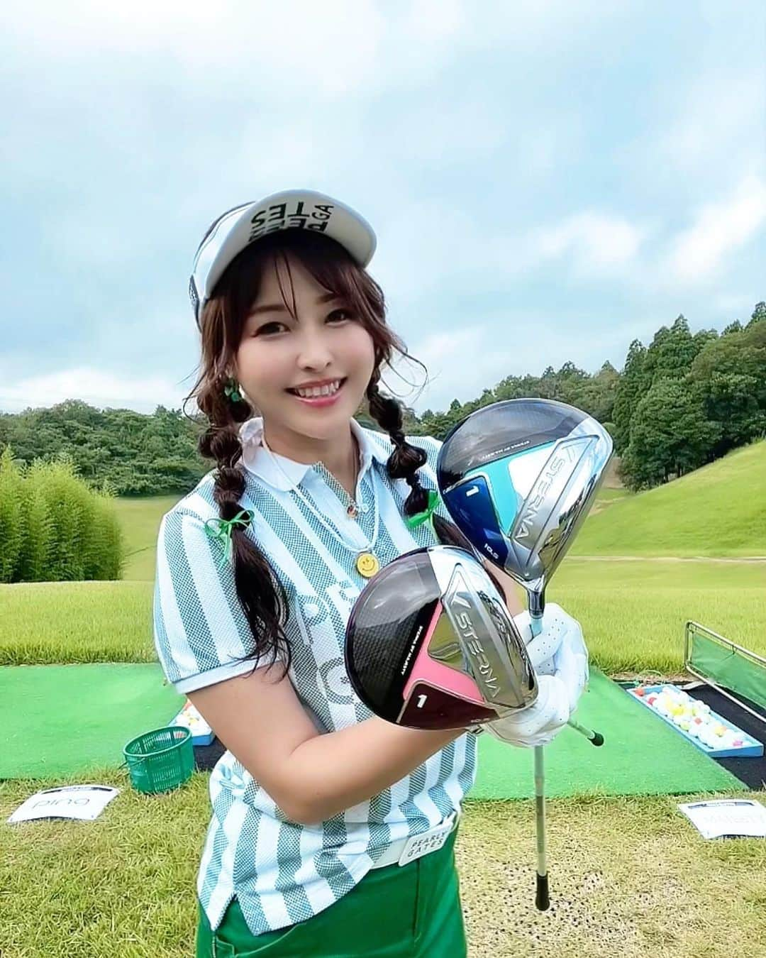 mikaさんのインスタグラム写真 - (mikaInstagram)「♥︎︎∗︎*  💚Regina Open 2023💚  @majesty_golf  マジェスティのまだ日本未発売のドライバー  韓国では人気のドライバーみたいで カラーリンクがティファニーブルーと ピンクなのが可愛い🩵🩷  レディースのRシャフトのを試打したけど ミスのブレ幅が少ない印象でした✨ ミート率1.48だったみたいで褒められちゃった🤭  #majestygolf #マジェスティゴルフ #reginaopen2023 #pr #レジーナオープン #試打ブース #ゴルフ #ゴルフ女子 #ドライバー #ドライバーショット #ゴルフコンペ」7月30日 9時50分 - _mika.___