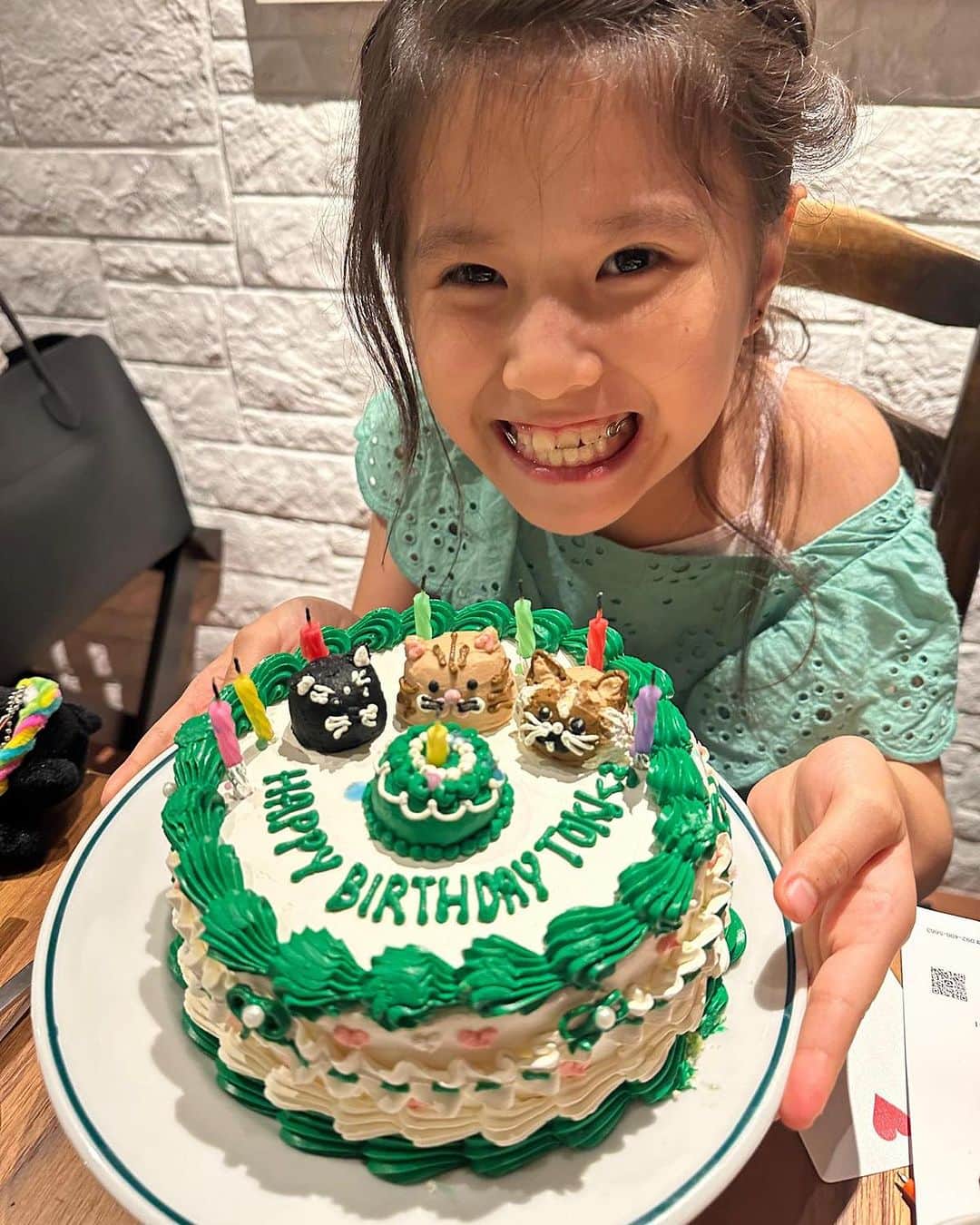依布サラサのインスタグラム：「今年のバースデーは 私自身が忙しくて余裕がなく、 もう本当に何にも用意してない！！ ごめんね！ と思っていたら、、 上の娘が救世主すぎるほど色々準備して盛り上げてくれて 下の娘がとても喜んでいた🥹 感謝🥹❤️‍🔥 ケーキにうちの猫3匹載ってるしw 8歳、たくさんの人にお祝いしてもらってよかった🎂 #センイルケーキオーダー  #8歳誕生日  #姉妹 #バースデーケーキ #cats」