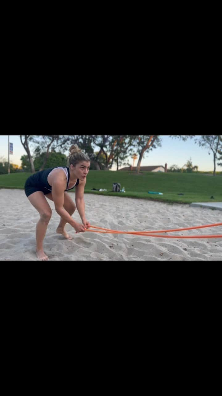 ヘレン・マロウリスのインスタグラム：「Two more weeks 💪🏼 body feeling great and mind is sharp #homestretch @dopamineo_world #conditioning #bands #bandwork #training #hiit #workout」