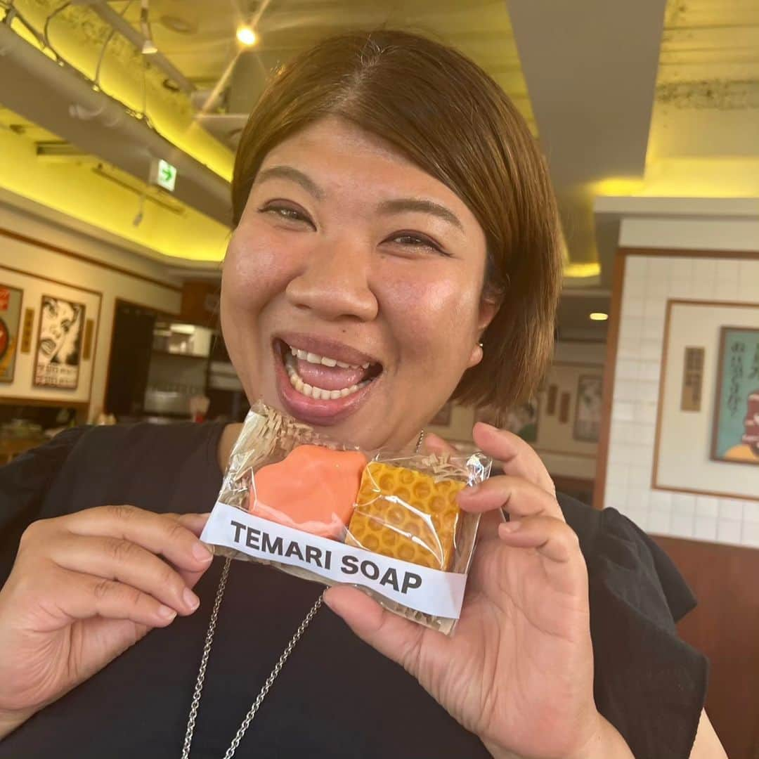 八つ橋てまりさんのインスタグラム写真 - (八つ橋てまりInstagram)「わたしの推しSOAP💋  @discosoap   わたしは、ここのSOAPが大好き❤️  作り手の愛情が沢山つまってる😊  オフ会をやるって決めた時、まだ何人くるかも分からないのに、わたしはこの日だけの特別のSOAPを✨🎁✨したいと決めて発注した。  わたしの唇と鼻は自分のチャームポイント✨  オフ会の想いやイメージを伝えて、チャームポイントの唇のSOAPを作って欲しいとお願いしたら、型も取り寄せて作ってくれた✨  そして、わたしの一押しのhoneySOAPを添えて✨  あのぅ、お願いです❗ オフ会に来た方、どうか使っていただけませんか？😂  みんな、使えないだの飾るだの言ってますが、使って欲しいんです‼️  わたしのオフ会は、自分のやりたいを詰め込みすぎて、あみだくじのやりかたも自由すぎるオフ会になっております😂  今回、参加した方は二度と参加しないでしょう😂  どんなもんか、気になる方は、どうぞ一度来てみてください🎵  #自己責任　ですよ✨  そして DISCOSOAPさん❤️ 本当に、ありがとうございました！出逢いに感謝✨  #行動力 #出逢いに感謝 #soap #好きが溢れている #歩くパワースポット #八つ橋てまり #love」7月30日 9時54分 - temari.odebu