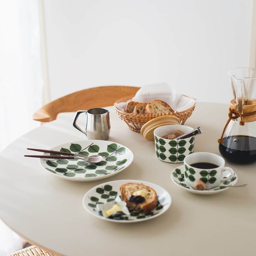 北欧、暮らしの道具店さんのインスタグラム写真 - (北欧、暮らしの道具店Instagram)「いつか我が家にも迎えたい。 北欧の名作「ベルサ」の食器  - - - - - - - - - - - -  スウェーデンのデザイナー、 スティグ・リンドベリの代表作で 憧れの器「ベルサ」シリーズ。  ぷっくりとした葉っぱが 規則的に並んだ絵柄は、 可愛らしさと端正な雰囲気を持つ 唯一無二のデザインです。  北欧の器好きなら 「いつかは迎え入れたい」と憧れる 特別な器ではないでしょうか。  目線を落としたときの この景色に何度もときめいて いつもの食卓やティータイムが、 とびきり贅沢なひとときに。  使わない間もお部屋に飾って、 「インテリア雑貨」として楽しめる なんとも素敵な佇まいです。  ご用意しているのは4種類。 カップ&ソーサー、キャニスター 18cmと22cmのプレートです。  お気に入りをひとつ迎えるのも、 少しずつ揃えていくのも とてもワクワクしそうですね。  なにかの記念や がんばった自分へのご褒美に 憧れの器をいかがですか。  . ーーー 掲載のアイテムはこちら▼ ーーー . ☑︎Gustavsberg / スティグ・リンドベリ / ベルサ . ▶︎ プロフィールのリンクから、お値段・サイズなど詳しい情報をご覧いただけますよ。→@hokuoh_kurashi . #ベルサ#北欧食器#食器#うつわ#カップ#キャニスター#食器好き #朝ごはん#ランチ#夜ごはん#ディナー#料理#シンプル #シンプルライフ#シンプルデザイン#暮らしを楽しむ#日々の暮らし #北欧#暮らし#北欧暮らしの道具店」7月30日 10時01分 - hokuoh_kurashi