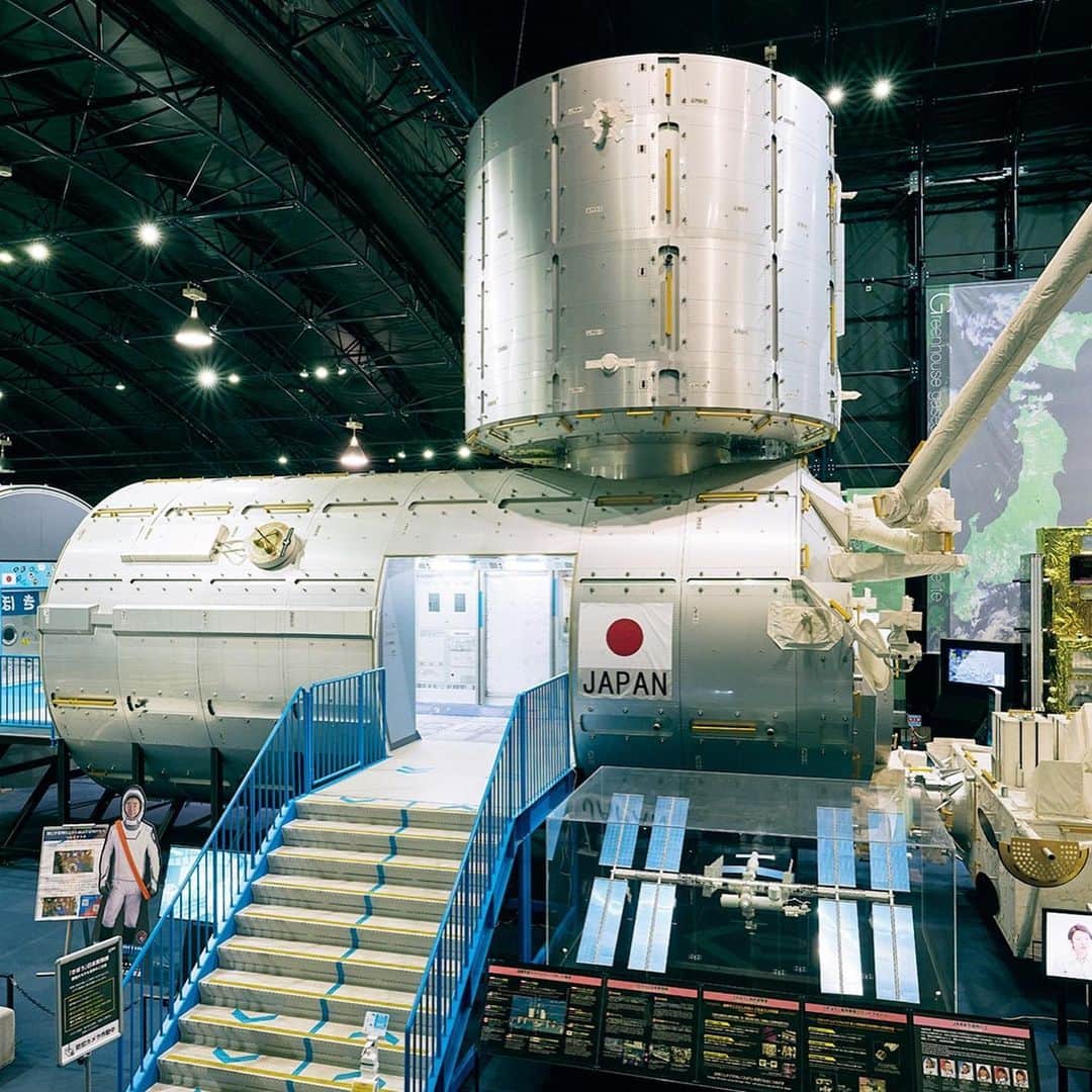 Mart（マート）編集部さんのインスタグラム写真 - (Mart（マート）編集部Instagram)「日本の宇宙開発について学べる！ ここは宇宙航空研究開発機構（JAXA）の筑波宇宙センターにある展示館 スペースドーム。  宇宙の定義について学べるコーナーをはじめ、国際宇宙ステーションの実験棟「きぼう」の実物大モデル、日本の歴代ロケットの模型など興味深い展示がもりだくさん。憧れの宇宙飛行士が着用する宇宙服の展示もありますよ。 見学を通して、宇宙飛行士の気分を味わえること間違いなし！図鑑や映像で見て知識として知っていたとしても「実物はこんなに大きいんだ！」とワクワクさせてくれます。  宇宙という壮大な世界の一端に触れることは、子どもだけでなく大人の知的好奇心も刺激してくれるはず。ぜひお子さんと一緒に訪れてみてくださいね。  【JAXA 筑波宇宙センター 展示館 スペースドーム】 茨城県つくば市千現2-1-1 https://visit-tsukuba.jaxa.jp 開館時間：10:00〜17:00 休館日：不定休 入館料：無料  #martmagazine #雑誌Mart #ときめく週末 #家族で過ごす週末 #jaxa筑波宇宙センター #スペースドーム #宇宙飛行士 #週末お出かけ」7月30日 19時30分 - mart.magazine