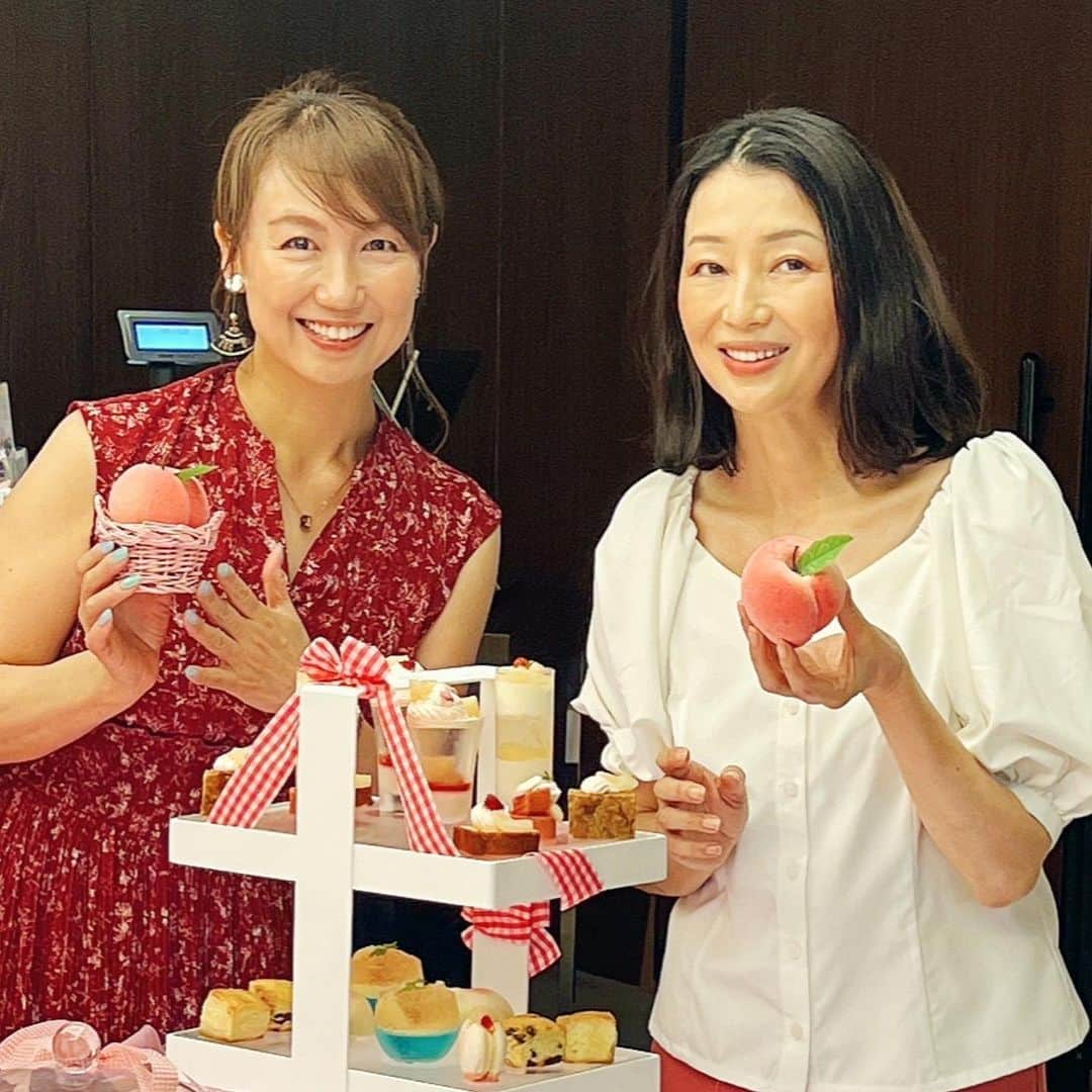 小林万希子さんのインスタグラム写真 - (小林万希子Instagram)「・  PINK AFTERNOON TEA〜Peach〜 @anacrowneplaza_osaka   泉さんにお誘いいただき ビアガーデンに続いて ピーチがテーマのアフタヌーンティへ☕️✨  ピンク💓×桃🍑  どこもかしこも可愛くエレガントなワクワク空間で、そりやぁ大はしゃぎしちゃいますよね〜😆💕  美味しいデザートが盛りだくさん💓 華やかなセイボリーも✨ ドリンクも豪華✨ どれも可愛くって写真におさめたくなる😍  ロビーラウンジは桃とピンクでいっぱいです〜💓  フォトジェニックな空間✨✨  私は平日の午後お伺いしたのですがお席はもう人でいっぱいで既に予約が取れない日も多いそうです！！🈵  この時期ぴったりの PinkAfternoonTea~peach〜  【9月10日までだそうですよ！】  桃好きにはたまらない😍🍑  ぜひ、早めにご連絡してピンクと桃で囲まれた空間を楽しみに行ってみてください💓  もうっっっ！！ホント 可愛くって美味しかった〜😍  9月10日までにまた美味しいピーチスイーツを味わいにいきます💕  桃🍑もう食べたい‼️🤣  ☆☆☆☆☆☆☆☆☆☆☆☆☆  それにしても 泉さんの撮影の速さったら！ 私ひょっこりはんみたいについていくのがやっとでした😅  あんなに綺麗であんなに笑える人は他にはいないですよ‼️🤣笑 ほんと勉強になります❤️🙏ww  #anaクラウンプラザホテル大阪 #PinkAfternoonTea #ピーチ #pink #大人気の #アフタヌーンティー #桃好きにはたまらない #素敵なひととき #映えるスポット #ハッピータイム #ゆったり過ごす #フォトジェニック #ロビーラウンジ #osaka #osakahotel #osakacafe #afternoonteatime #photogenic #lobbylounge  rnoonteatime #photogenic #lobbylounge」7月30日 10時07分 - macky1218