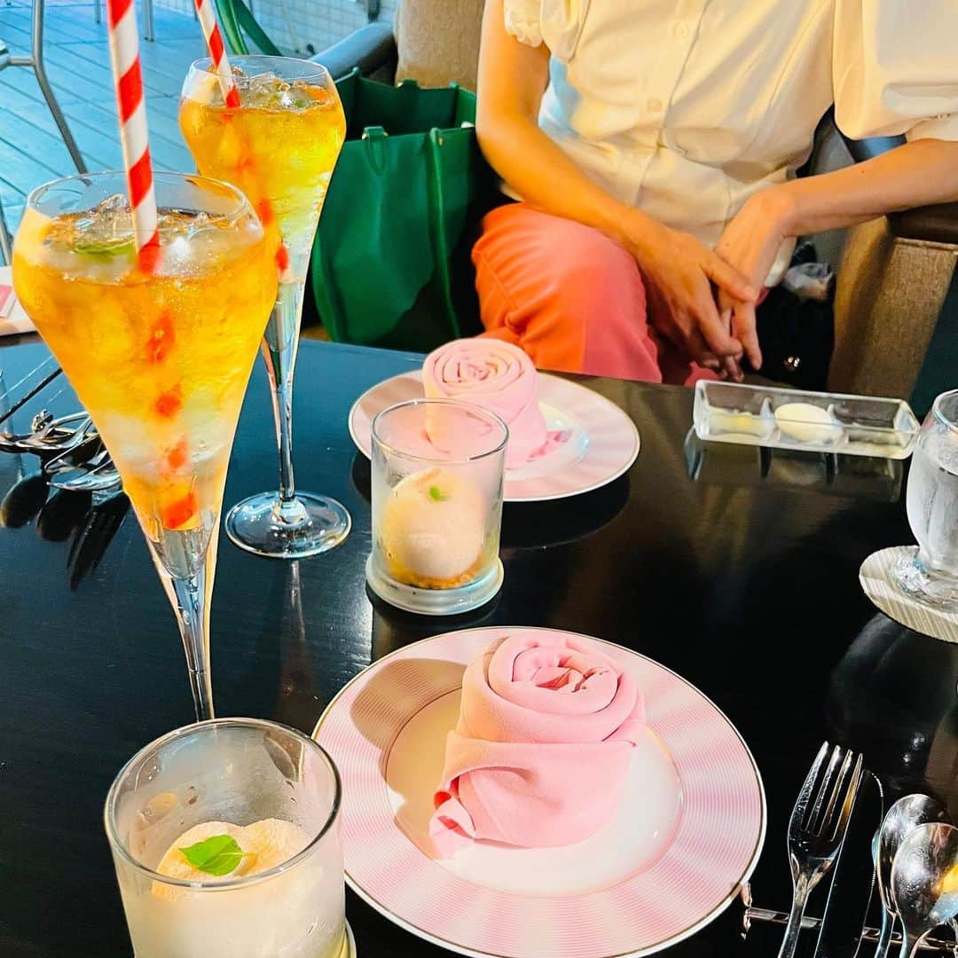 小林万希子さんのインスタグラム写真 - (小林万希子Instagram)「・  PINK AFTERNOON TEA〜Peach〜 @anacrowneplaza_osaka   泉さんにお誘いいただき ビアガーデンに続いて ピーチがテーマのアフタヌーンティへ☕️✨  ピンク💓×桃🍑  どこもかしこも可愛くエレガントなワクワク空間で、そりやぁ大はしゃぎしちゃいますよね〜😆💕  美味しいデザートが盛りだくさん💓 華やかなセイボリーも✨ ドリンクも豪華✨ どれも可愛くって写真におさめたくなる😍  ロビーラウンジは桃とピンクでいっぱいです〜💓  フォトジェニックな空間✨✨  私は平日の午後お伺いしたのですがお席はもう人でいっぱいで既に予約が取れない日も多いそうです！！🈵  この時期ぴったりの PinkAfternoonTea~peach〜  【9月10日までだそうですよ！】  桃好きにはたまらない😍🍑  ぜひ、早めにご連絡してピンクと桃で囲まれた空間を楽しみに行ってみてください💓  もうっっっ！！ホント 可愛くって美味しかった〜😍  9月10日までにまた美味しいピーチスイーツを味わいにいきます💕  桃🍑もう食べたい‼️🤣  ☆☆☆☆☆☆☆☆☆☆☆☆☆  それにしても 泉さんの撮影の速さったら！ 私ひょっこりはんみたいについていくのがやっとでした😅  あんなに綺麗であんなに笑える人は他にはいないですよ‼️🤣笑 ほんと勉強になります❤️🙏ww  #anaクラウンプラザホテル大阪 #PinkAfternoonTea #ピーチ #pink #大人気の #アフタヌーンティー #桃好きにはたまらない #素敵なひととき #映えるスポット #ハッピータイム #ゆったり過ごす #フォトジェニック #ロビーラウンジ #osaka #osakahotel #osakacafe #afternoonteatime #photogenic #lobbylounge  rnoonteatime #photogenic #lobbylounge」7月30日 10時07分 - macky1218