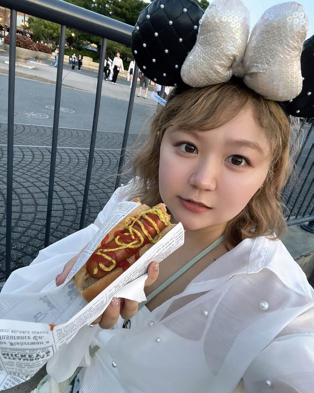 のインスタグラム：「ディズニー写真全然投稿できてなかった🥲💭 これはアクアトピアに乗ってびしゃびしゃになった後の天パ全開のワイです🚿 せっかく推しと同じ写真撮れたのに自撮りが盛れなくて泣いちゃっタ！！！ でもホットドックは美味しかったしここら辺からビール飲み始めて記憶が薄れてきてる(?) . 写真まだまだたくさんあるから少しずつ載せてくねー！ . 7/31 21時からインスタライブもしますので、ぜひ来てください！！！ . #disney#ディズニーシー#ディズニー#ディズニーコーデ#ディズニーランド#ディズニーフード#selfie#ootd#데일리#좋아요#셀카#셀스타그램#셀피」