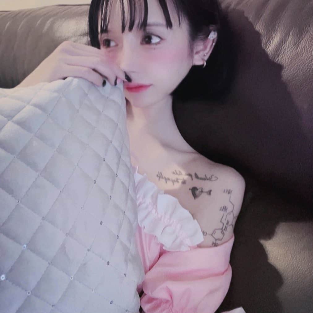 椿えれなのインスタグラム：「みんなは今日どんな良いことが起きるの ^_^」