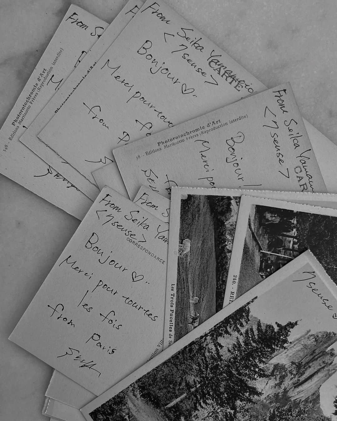 seikaさんのインスタグラム写真 - (seikaInstagram)「Parisから贈ったラブレター。 ⁡ vintageのハガキを1つ1つ選んで、 メッセージを乗せて。✨ 7senseメンバーにランダムでフランスからおくりました📮 ⁡ 手紙を書いている時の時間がとっても豊かな時間すぎて、、、 プレイリスト🎧としてYouTubeで撮ったのでお楽しみに。」7月30日 10時19分 - seika_boo