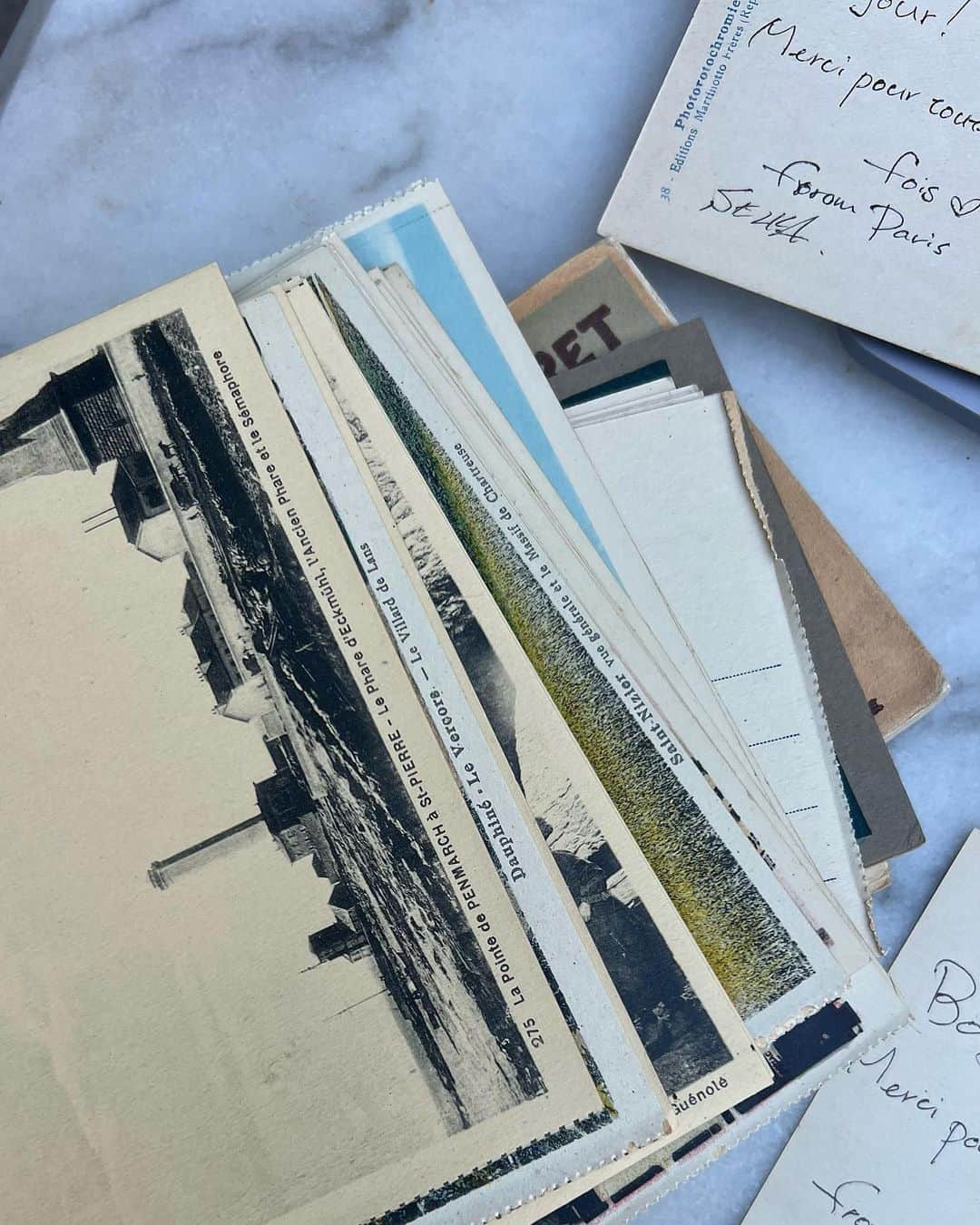 seikaさんのインスタグラム写真 - (seikaInstagram)「Parisから贈ったラブレター。 ⁡ vintageのハガキを1つ1つ選んで、 メッセージを乗せて。✨ 7senseメンバーにランダムでフランスからおくりました📮 ⁡ 手紙を書いている時の時間がとっても豊かな時間すぎて、、、 プレイリスト🎧としてYouTubeで撮ったのでお楽しみに。」7月30日 10時19分 - seika_boo