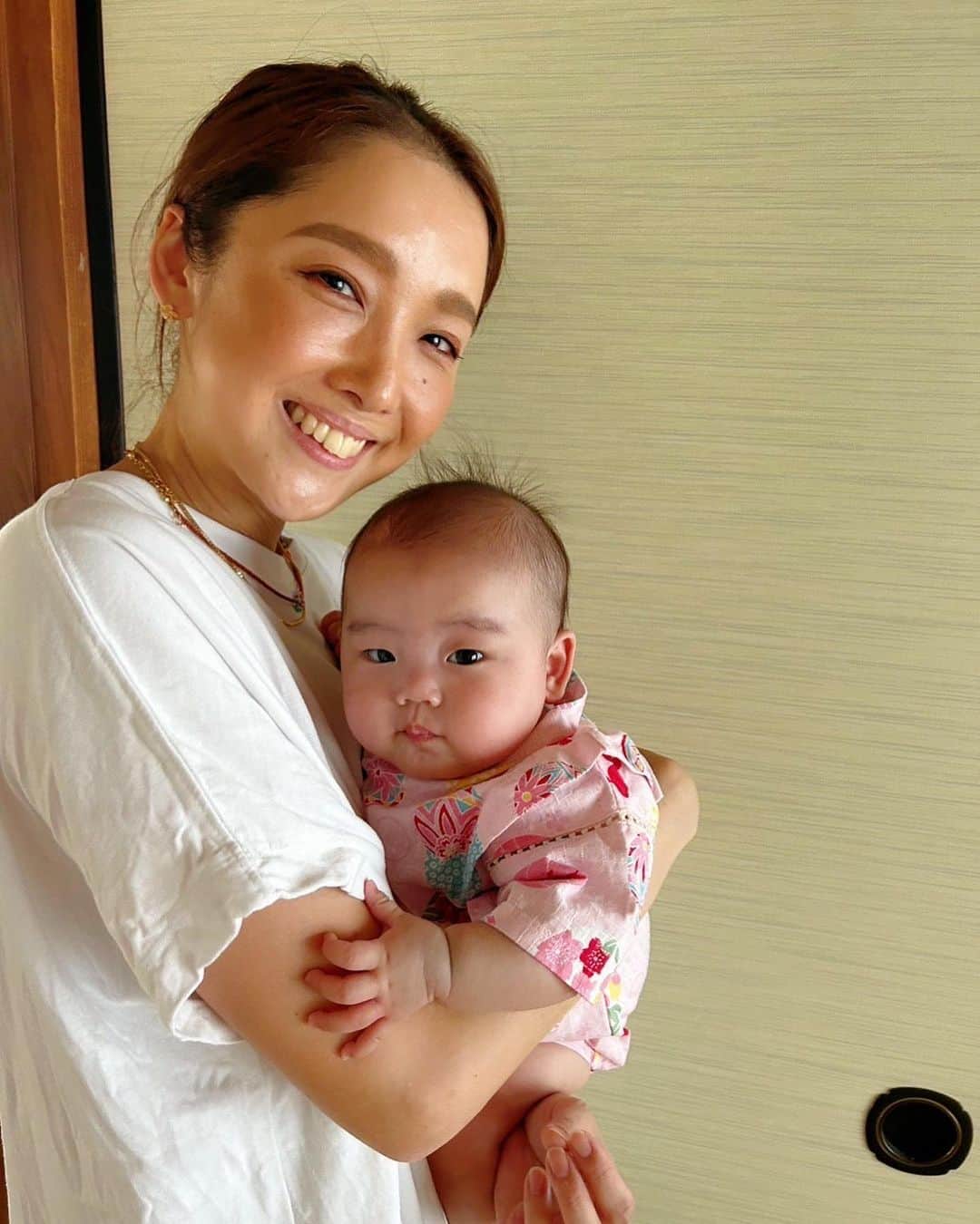 のインスタグラム：「* 花火大会は、 赤ちゃん用の甚平ロンパースを着せました👘 わたしハロウィンとか 全然仮装しないタイプだったけど、 いよいよ子供には、 何か着せてしまうんじゃないかと思った日🤪w  話は変わりますが、 来月のJulietのライブ出演の件、 たくさんのコメントやDMありがとう🧡 タイムテーブルなど、 情報これからどんどん出していくと思うので 楽しみにしていてください🫶 みんな来てね！よろしくね👍 コメントにもあった、 お子さまが入れるかどうかも確認中なので もう少しお待ちください😌🌼 ・ ・ ・ ・ #赤ちゃんのいる生活#3ヶ月ベビー#女の子ベビー#子育てママ#花火大会」
