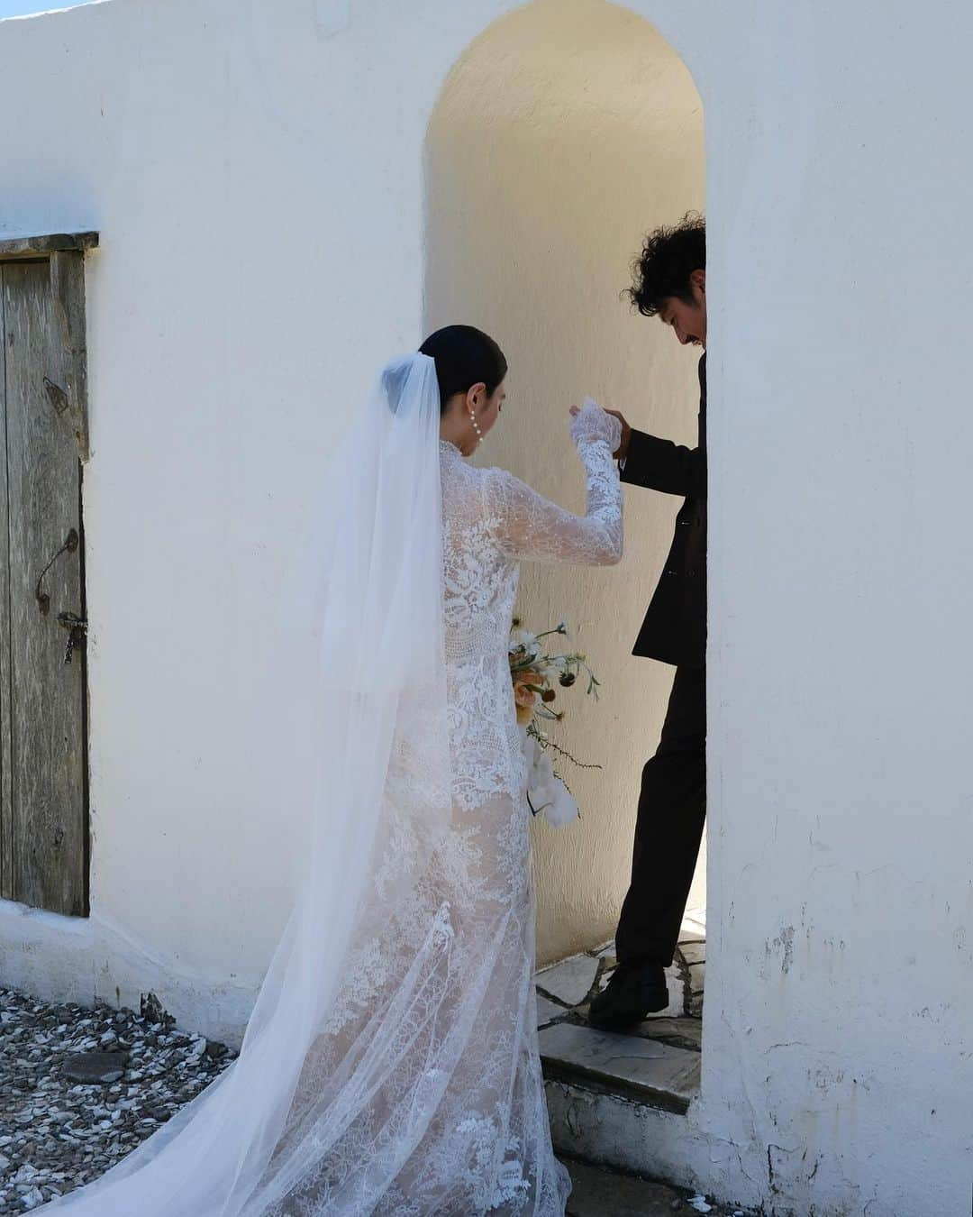 佐藤香菜さんのインスタグラム写真 - (佐藤香菜Instagram)「かわいい 美月ちゃん @shidamizuki のWedding Party 美月ちゃんに初めて会ったのは路上のコーヒー屋台で 美しさゆえに酔っ払いのおじさんに絡まれて？るのを わたしがオジサン、シツコイ と撃退したのが最初だった😂 そこからどうやって仲良くなったか覚えてないけど 仲良くなるときってそんなもの🤝 今の美月ちゃんができあがるまでのファミリー愛を感じて 泣いて笑ってあったかい式でした🩵 日本とは思えないロケーション、 ここはギリシャかと思ったよ。  美月ちゃん、おめでとう〜〜！」7月30日 10時32分 - kana__sato622